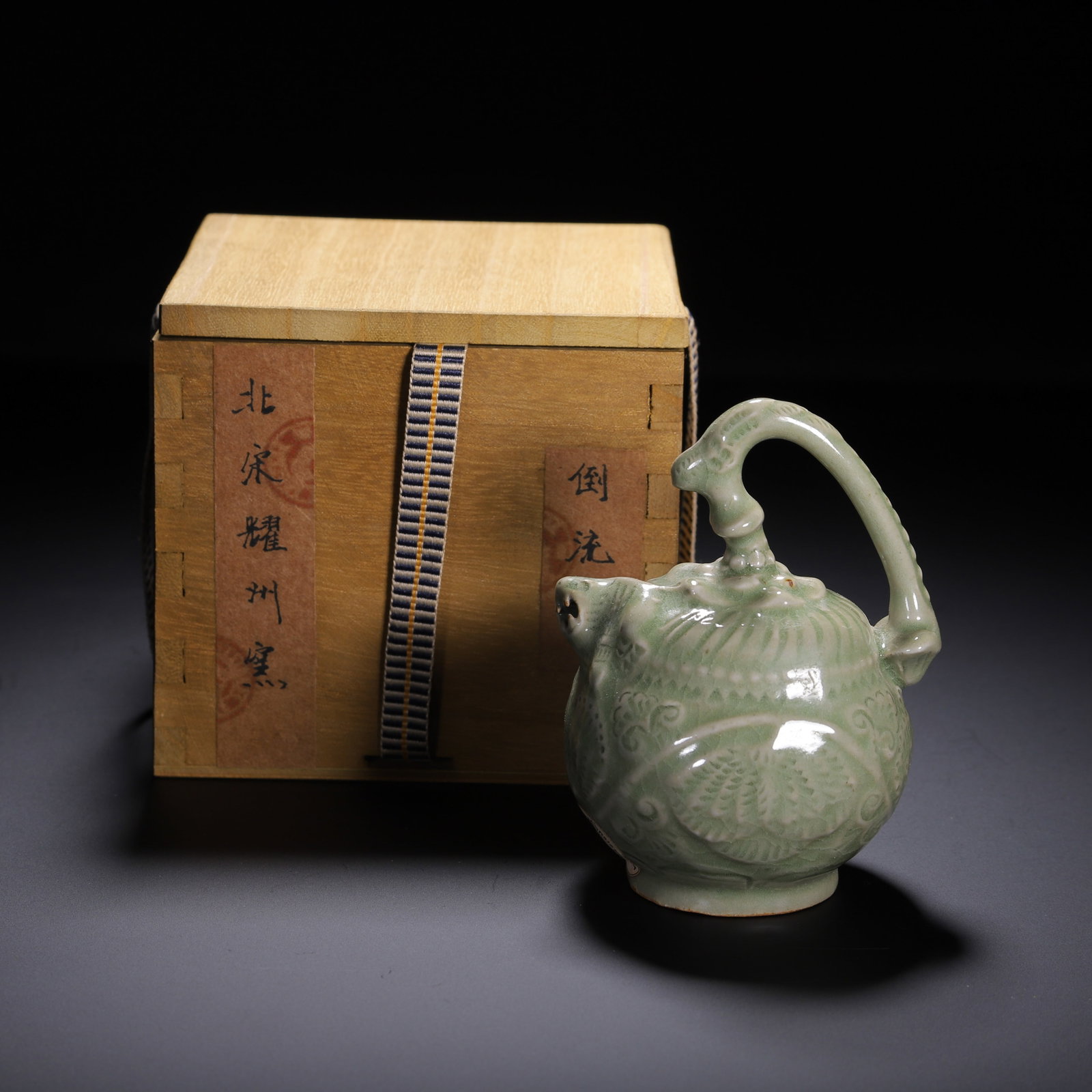 A Chinese Yaozhou Celadon Ewer: A Chinese Yaozhou Celadon Ewer (8 x 8 x 10.5cm,Weight 200g)