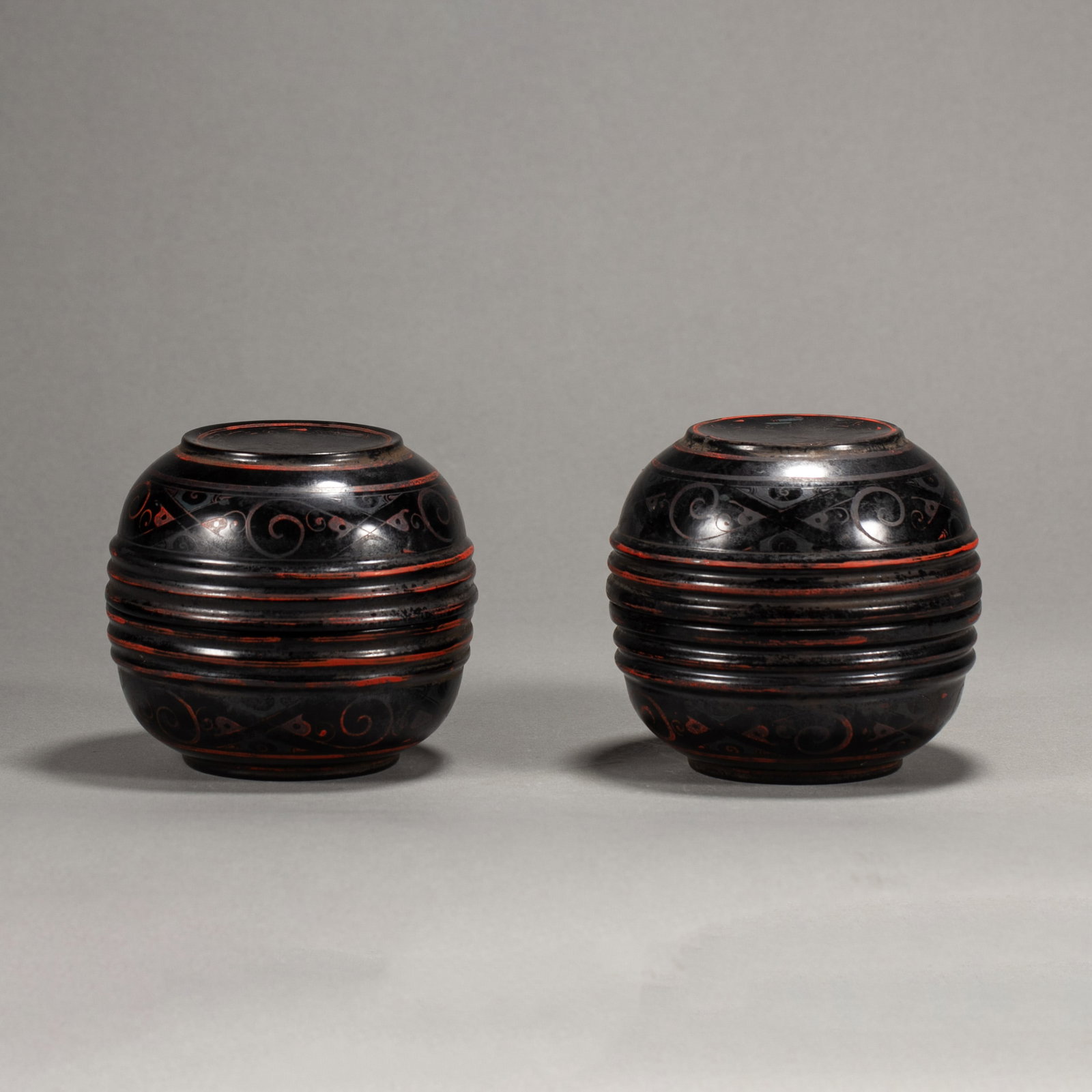 A Pair of Chinese Lacquerware Jars: A Pair of Chinese Lacquerware Jars (11 x 11 x 10cm,Weight 320g)