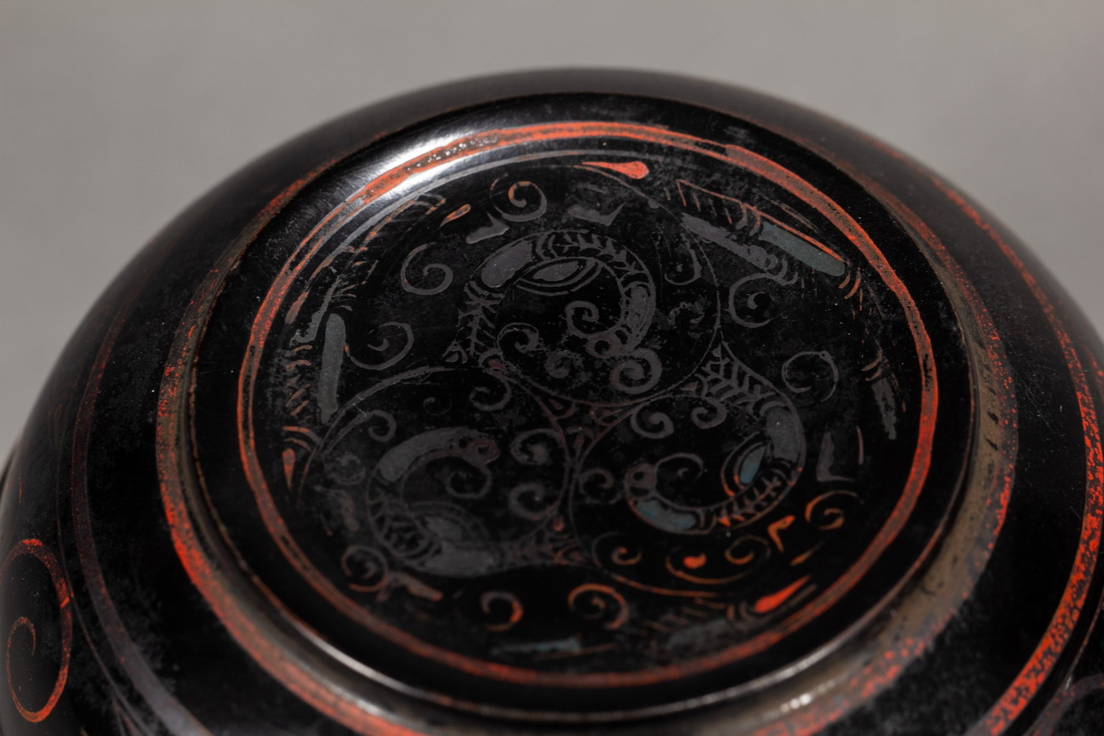 A Pair of Chinese Lacquerware Jars - 2