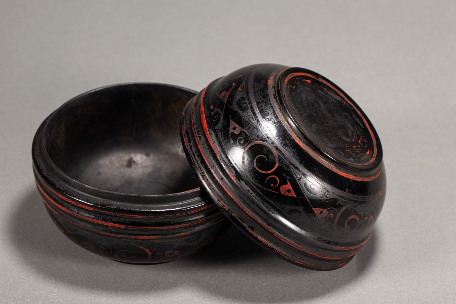 A Pair of Chinese Lacquerware Jars - 3