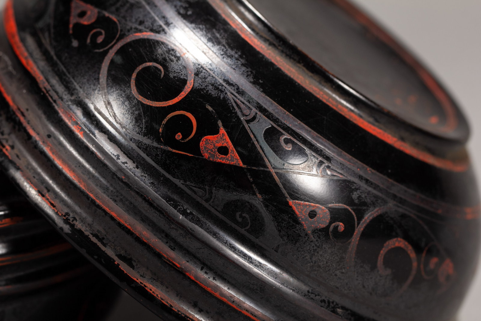 A Pair of Chinese Lacquerware Jars - 4