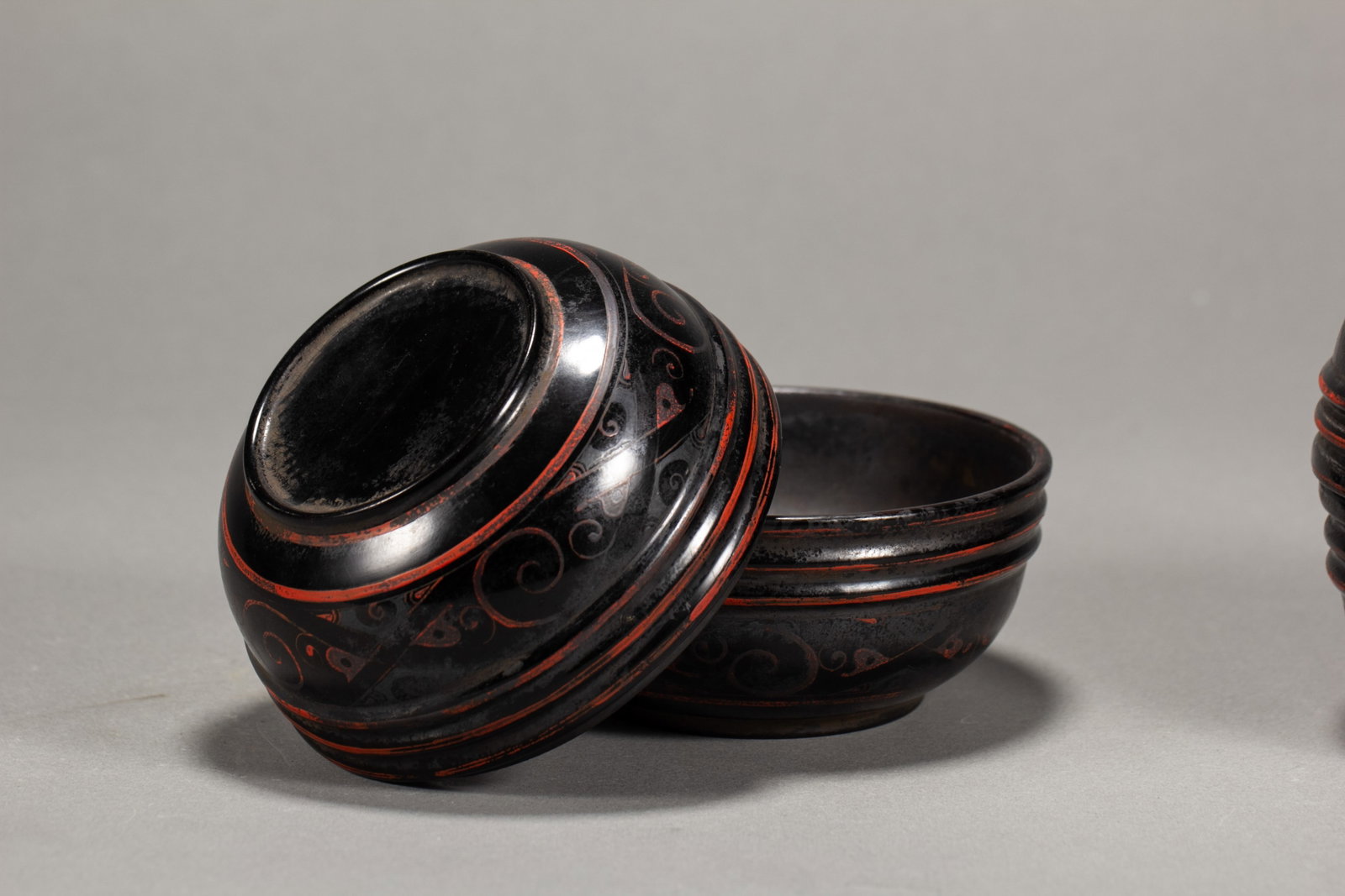 A Pair of Chinese Lacquerware Jars - 6