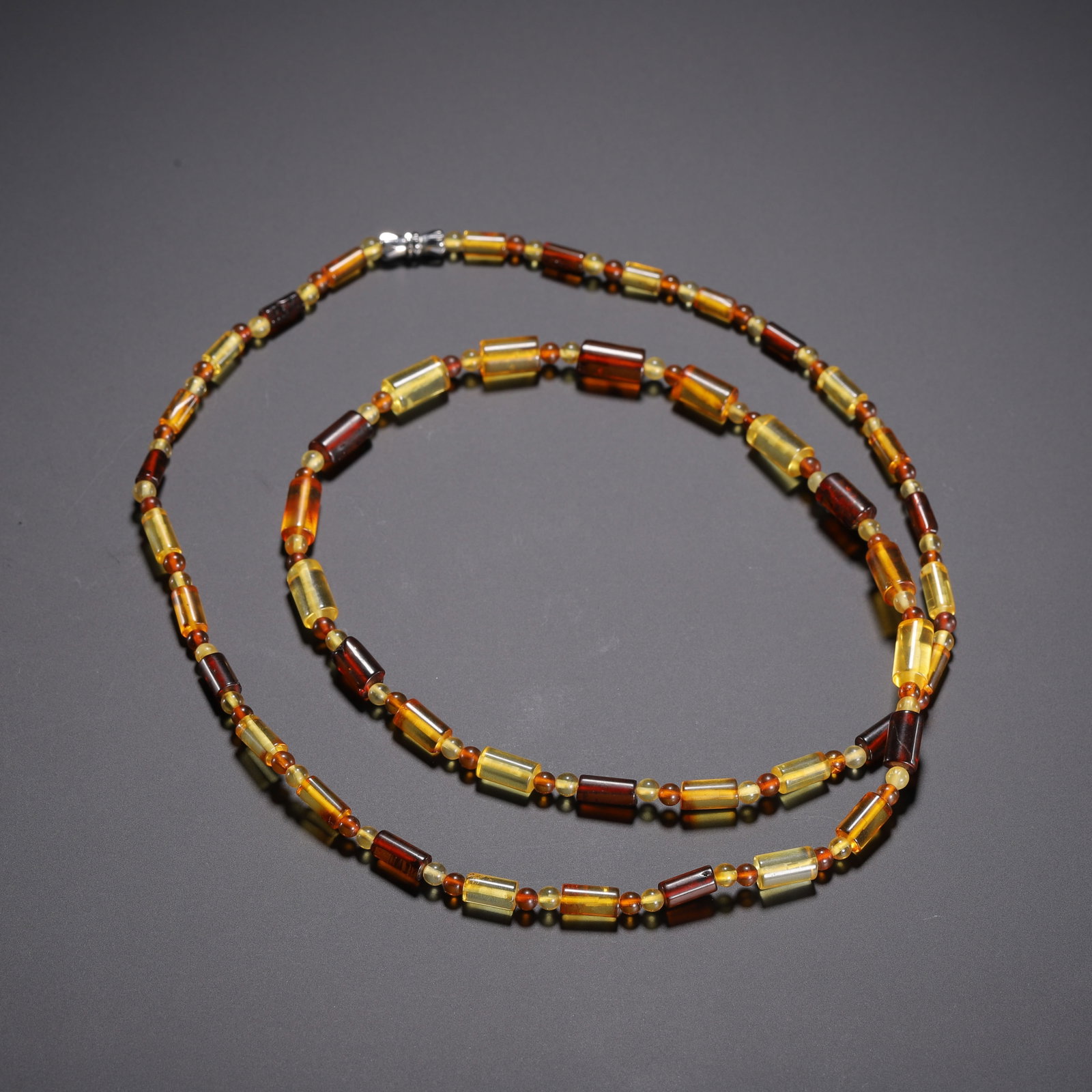 A Chinese Two-Tone Amber Beaded Necklace: A Chinese Two-Tone Amber Beaded Necklace (35cm,Weight 10g)