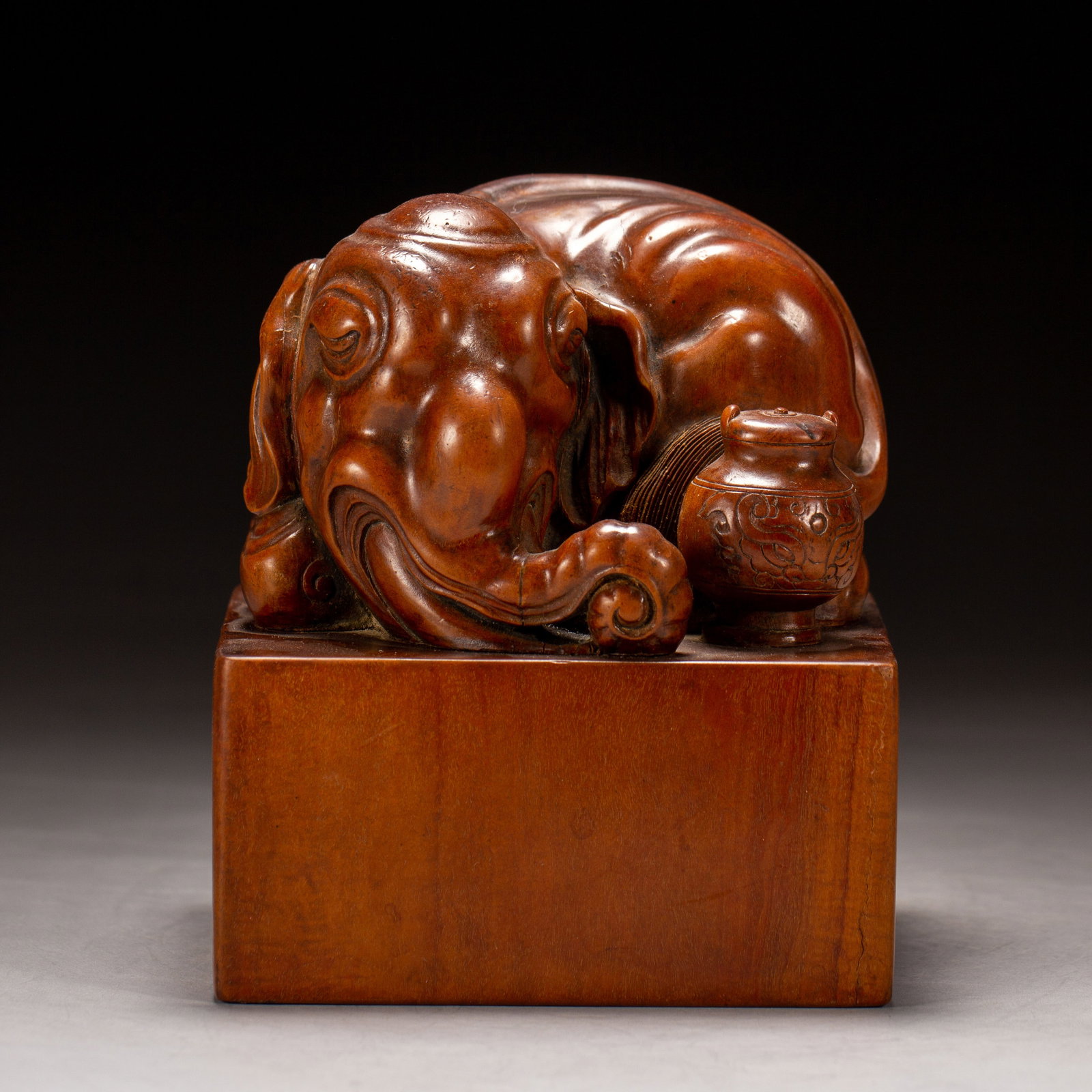 A Chinese Sandalwood Elephant Seal: A Chinese Sandalwood Elephant Seal (10 x 10 x 11.5cm,Weight 810g)