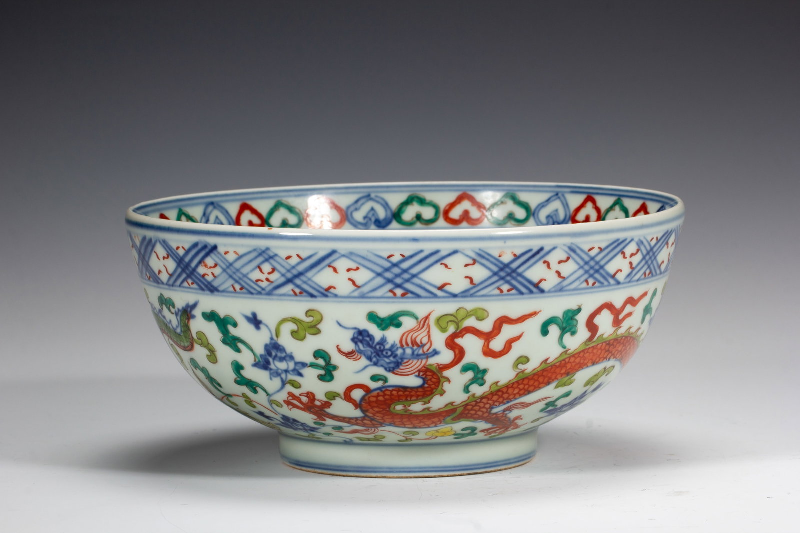 A Chinese Doucai Dragon Bowl: A Chinese Doucai Dragon Bowl (20 x 20 x 9cm,Weight 820g)