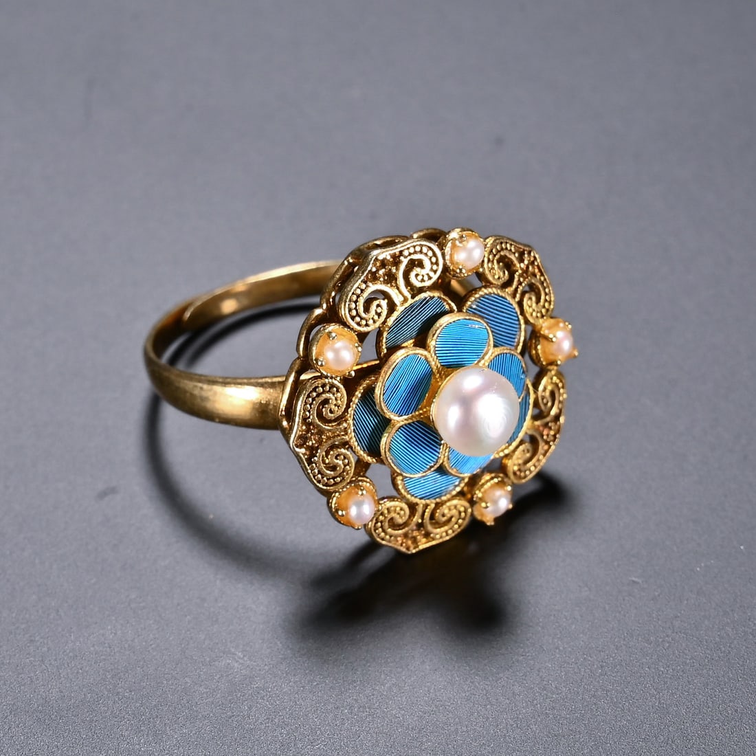 A Chinese Gilt Filigree and Kingfisher Feather Pearl Ring: A Chinese Gilt Filigree and Kingfisher Feather Pearl Ring (1.9cm)