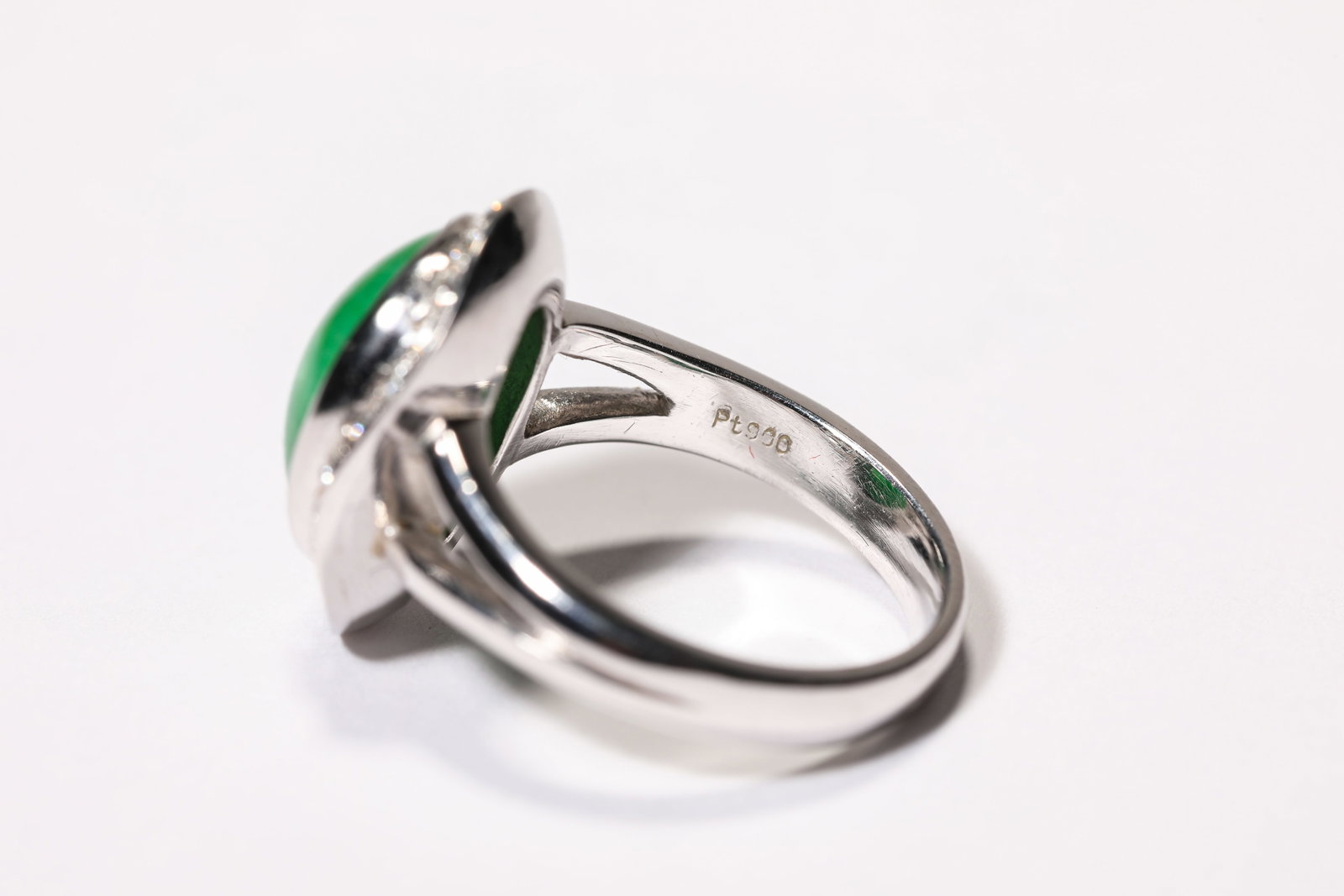A Gold and Jadeite Ring - 2