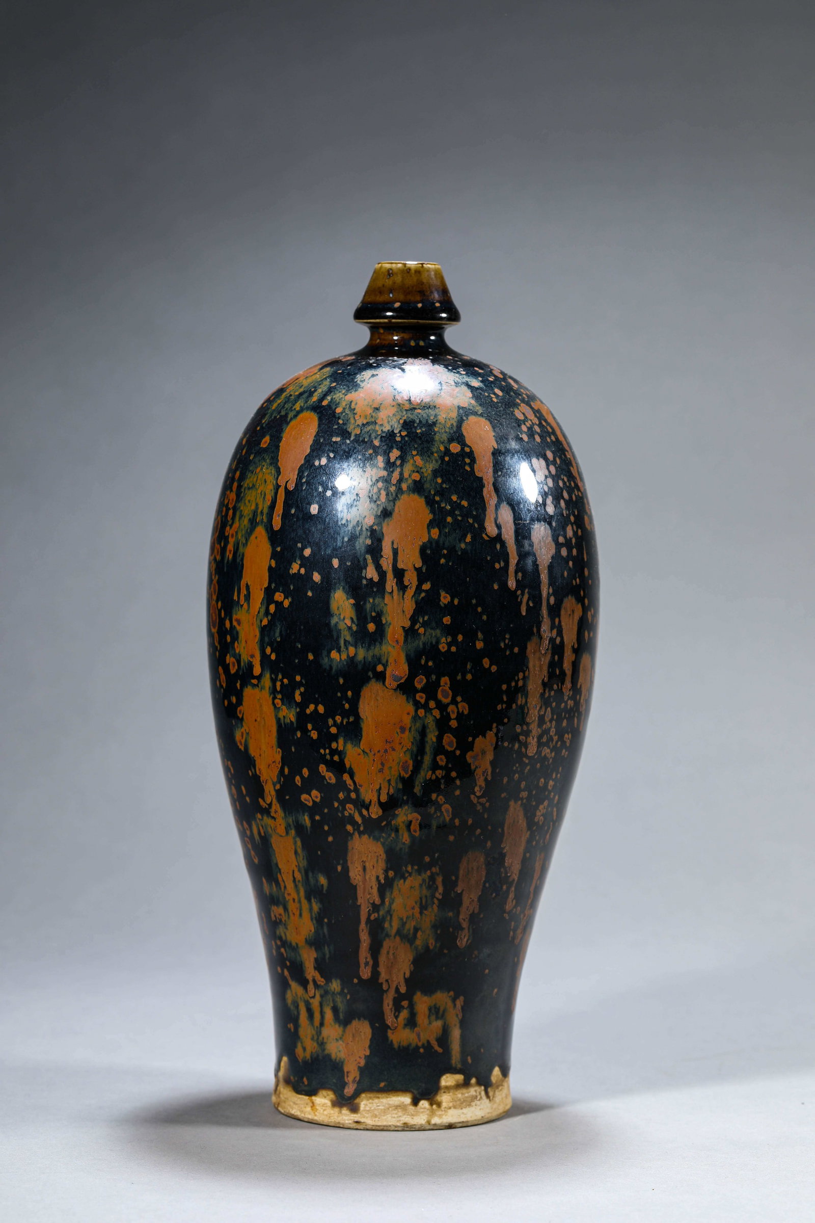 A Ding-Type Black-Glazed Meiping: Dimensions: Width: 13.9 cm x Height: 30 cm. All measurements are approximate.