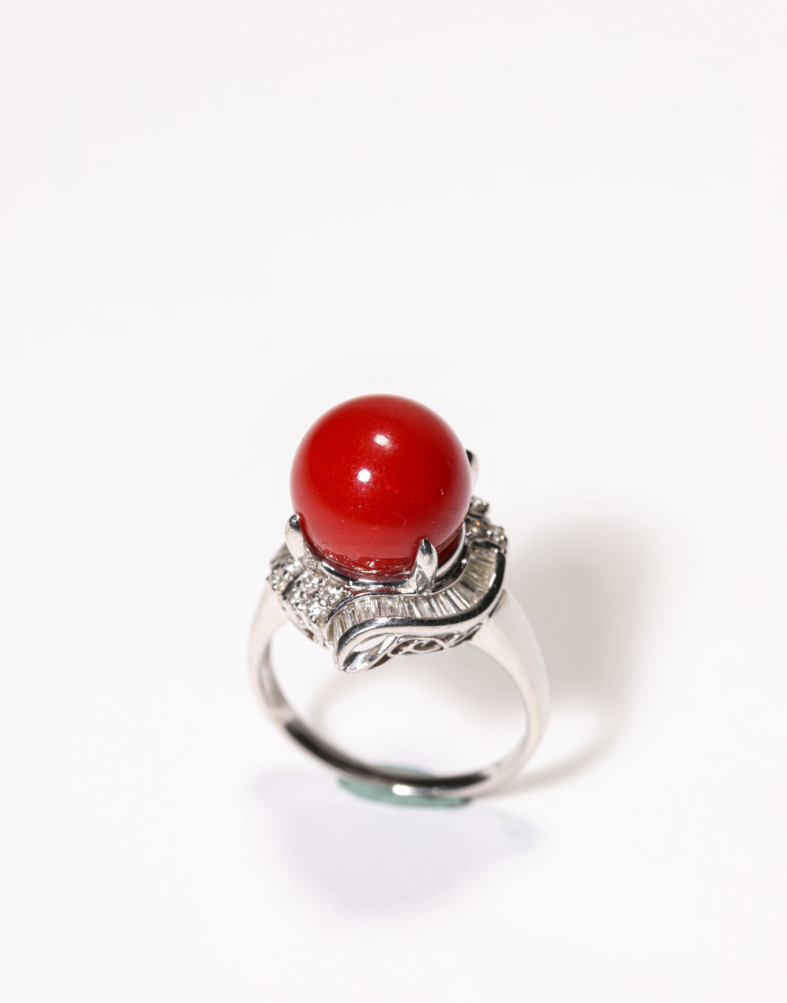 A Red Coral and Gold Ring: Dimensions: Weight: 10 g. Width: 1.8 cm x Width: 1.2 cm. All measurements are approximate.