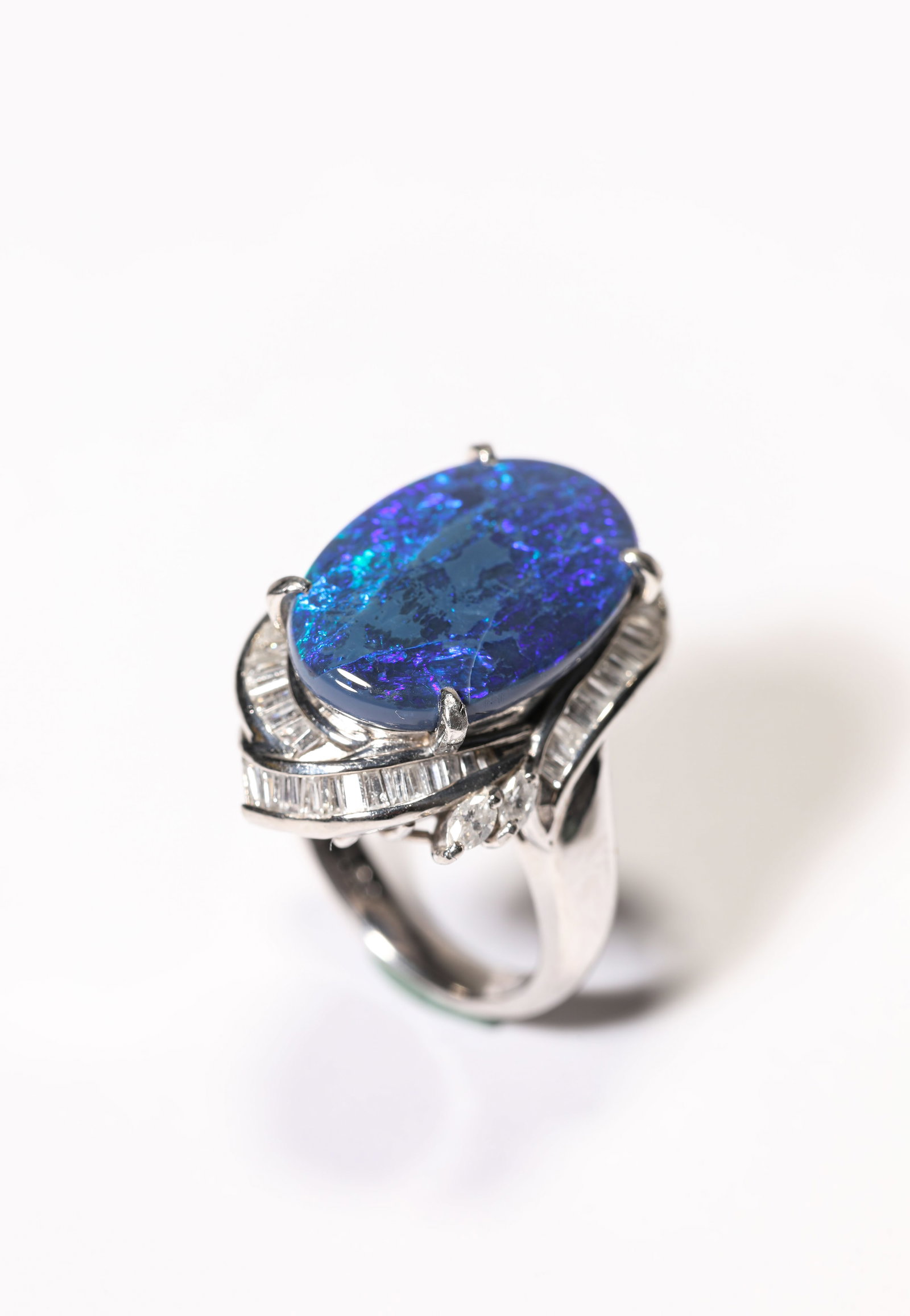 A Black Opal and Gold Ring: Dimensions: Weight: 15 g. Width: 1.7 cm x Width: 1.3 cm x Height: 2.5 cm. All measurements are approximate.