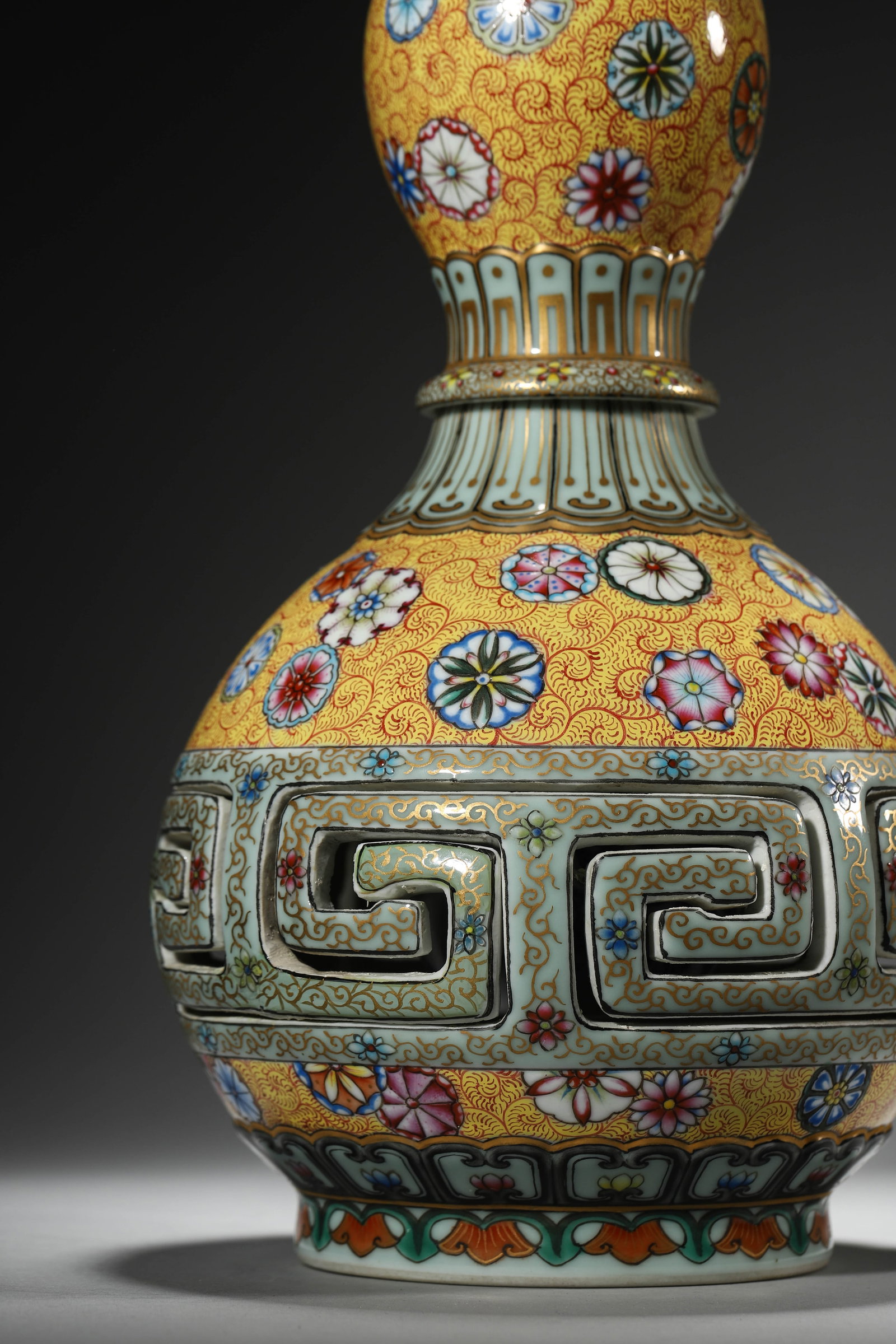 Yangcai Glaze Rotating Flower Gourd-Shape Vase - 3