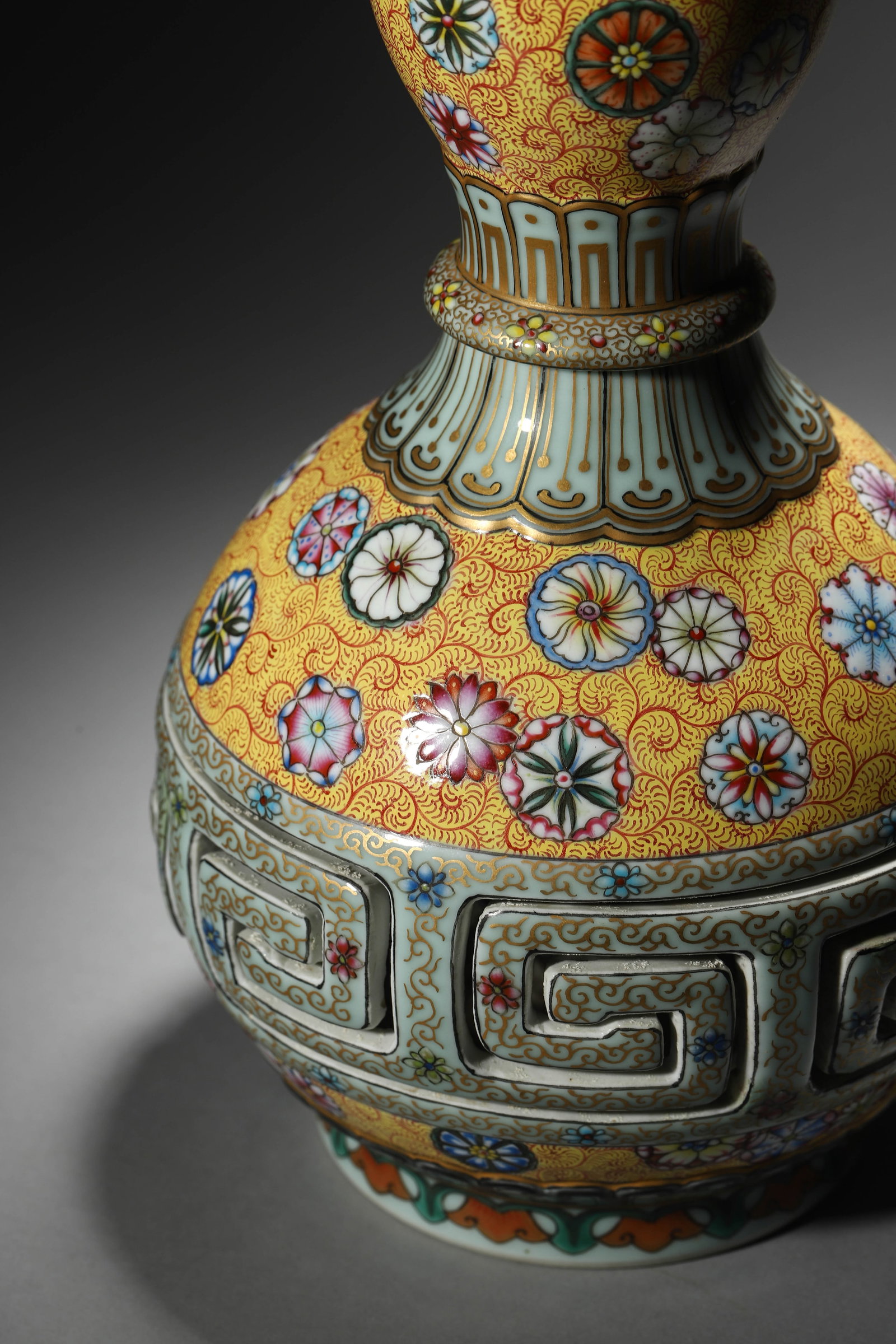 Yangcai Glaze Rotating Flower Gourd-Shape Vase - 6