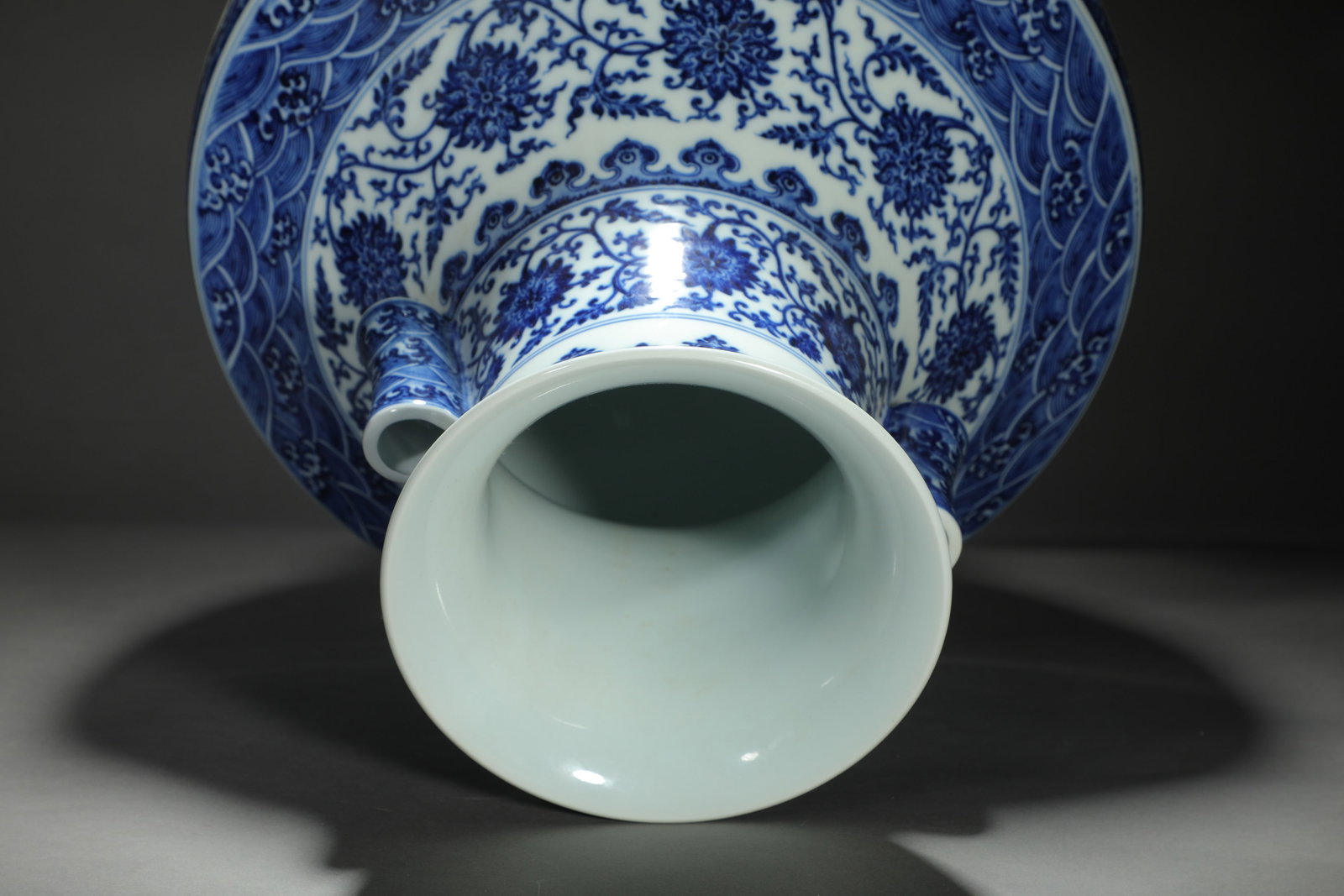 Blue and White Interlocking Floral Beaker Vase - 10