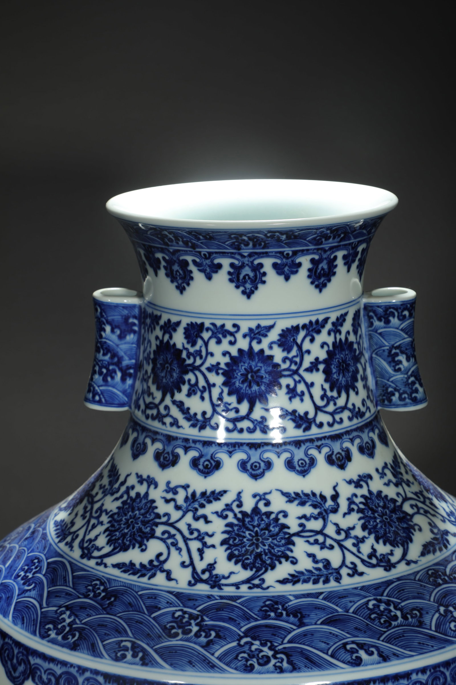 Blue and White Interlocking Floral Beaker Vase - 3