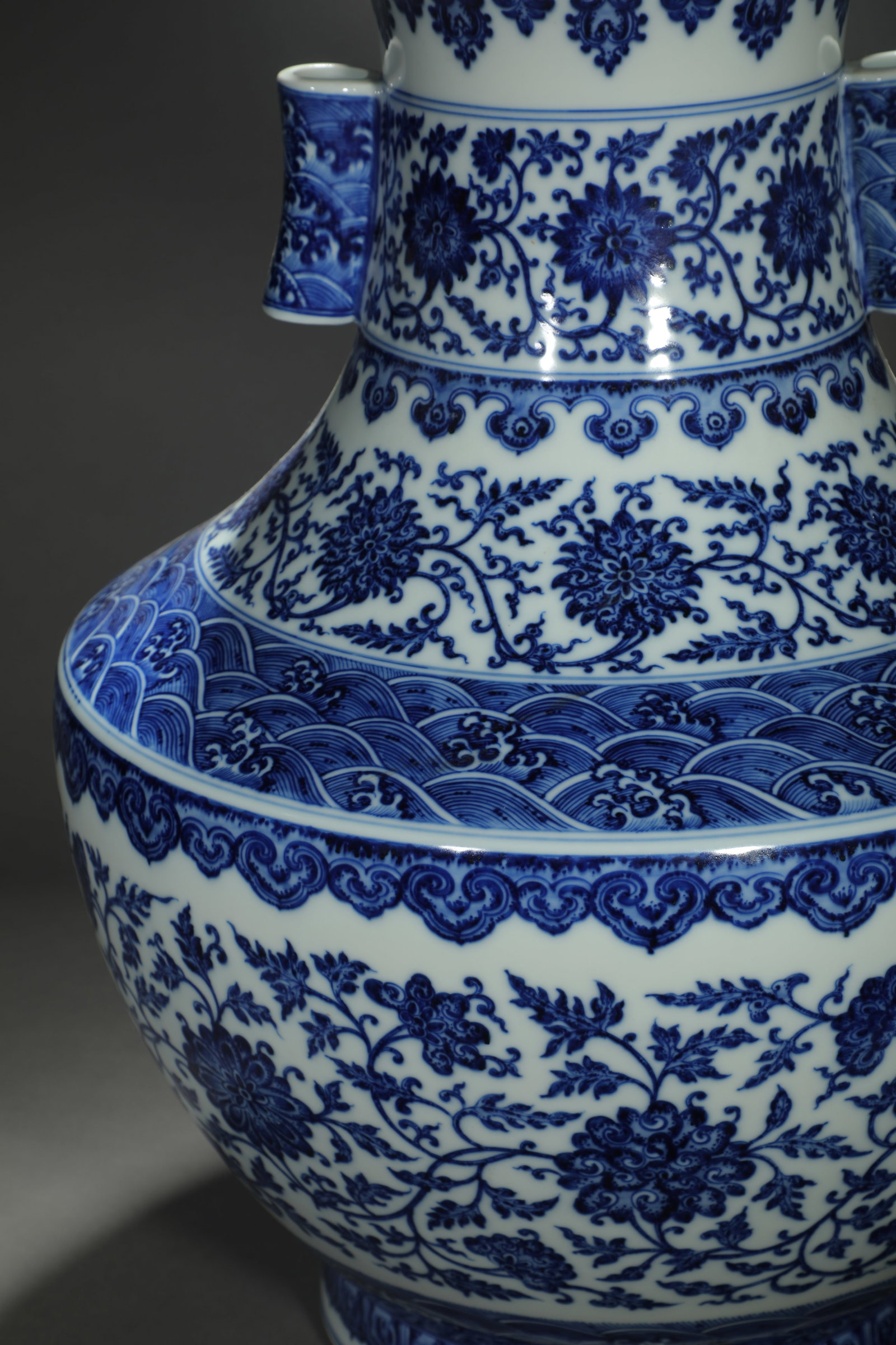 Blue and White Interlocking Floral Beaker Vase - 4