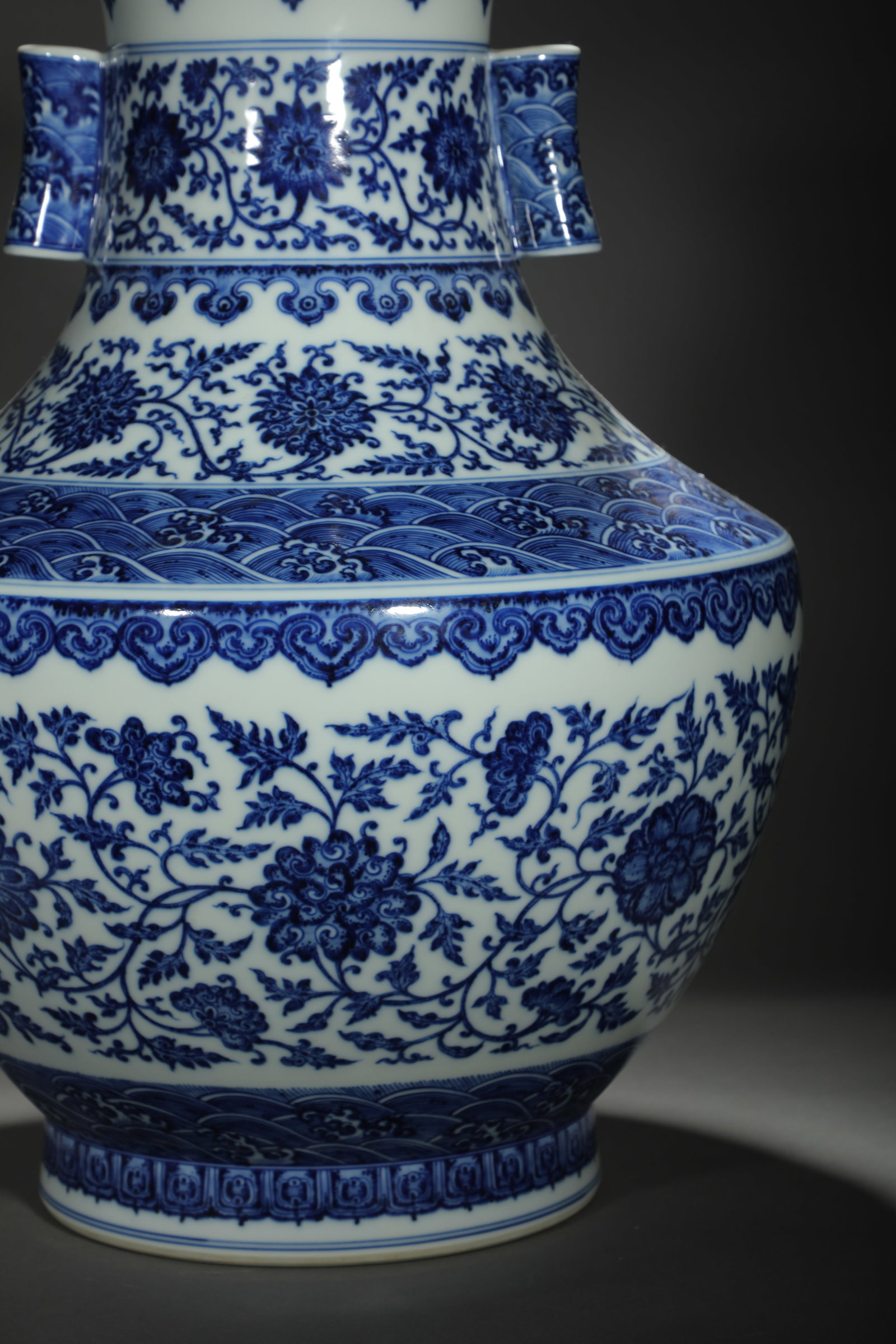Blue and White Interlocking Floral Beaker Vase - 5