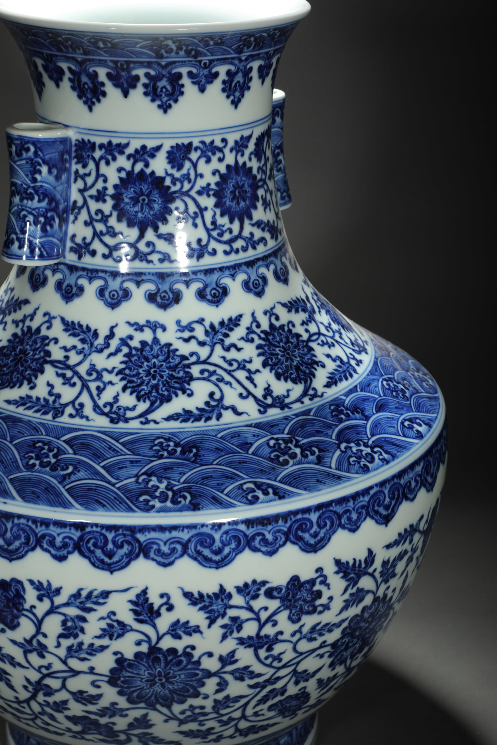 Blue and White Interlocking Floral Beaker Vase - 7