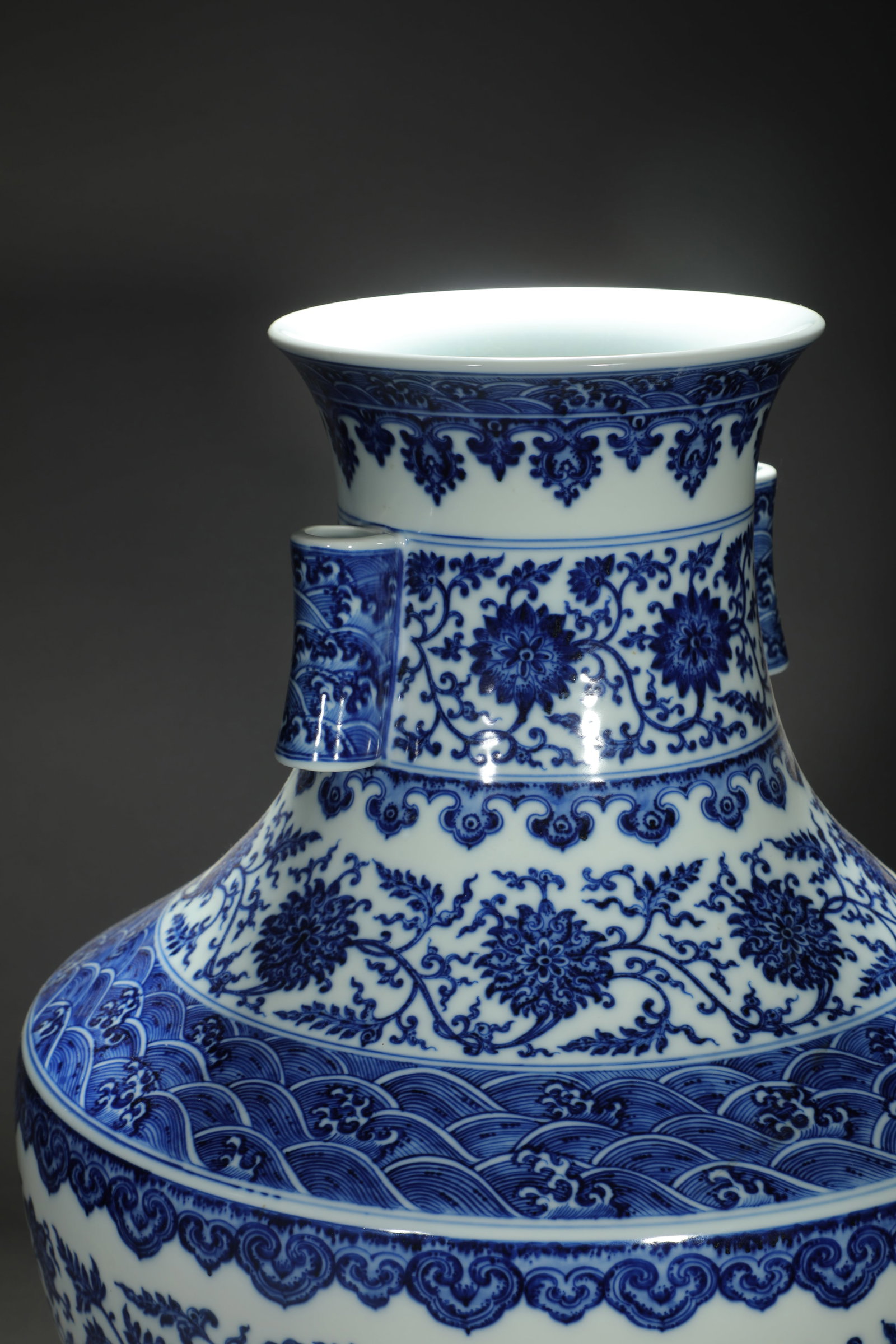 Blue and White Interlocking Floral Beaker Vase - 8