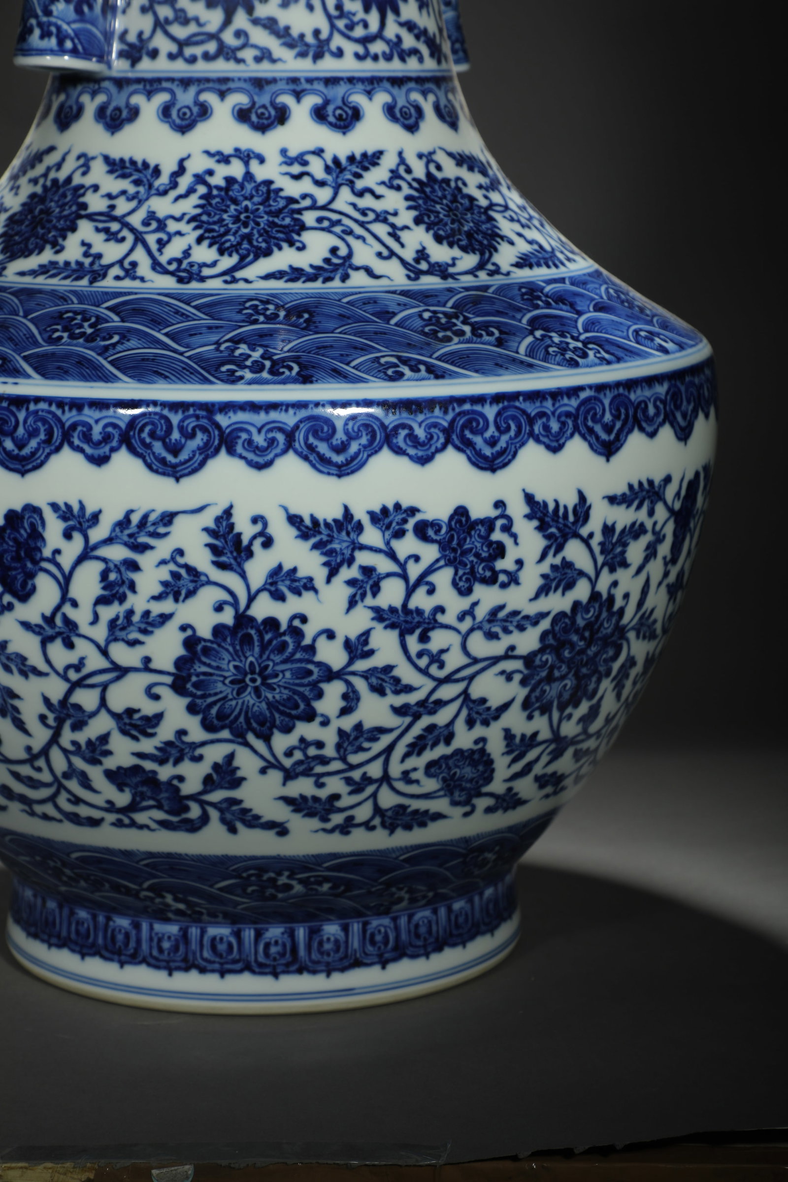 Blue and White Interlocking Floral Beaker Vase - 9