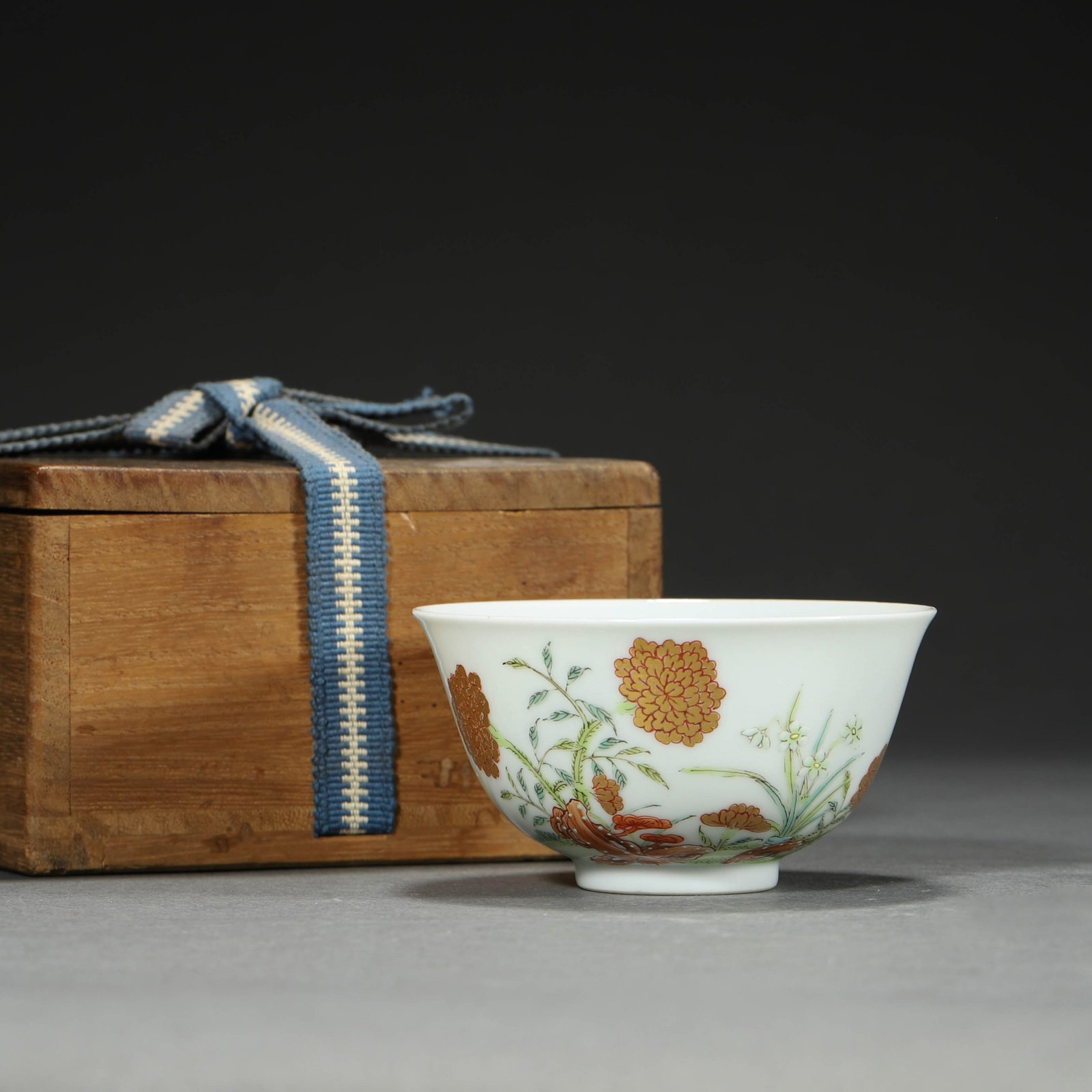Famille Rose Gilt-Inlaid Flower Cup: Famille Rose Gilt-Inlaid Flower Cup Diam.8.3cm, Height:4.5cm,