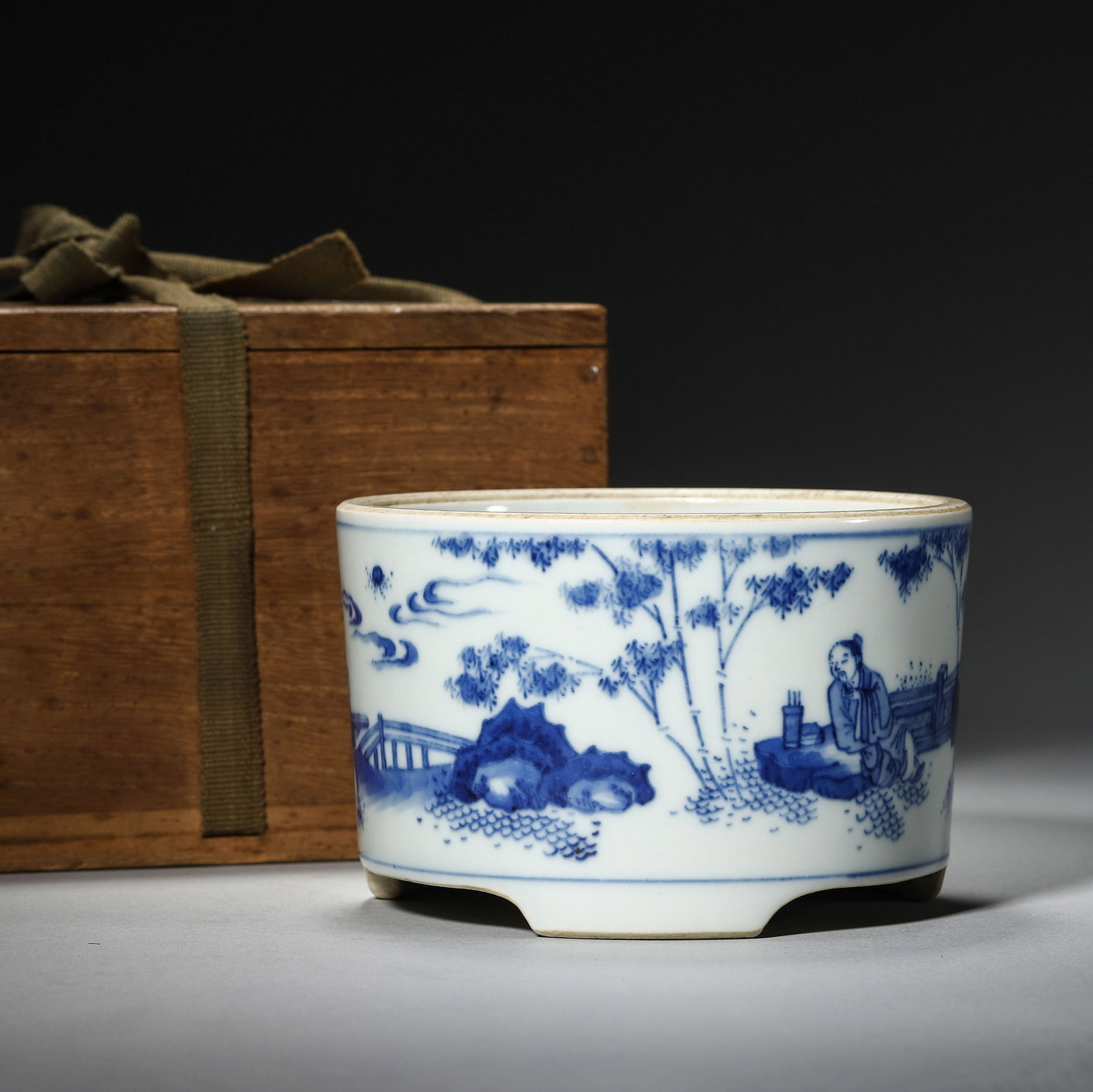 Blue and White Tripod Censer: Blue and White Tripod Censer Diam.11.5cm Height:7.5cm