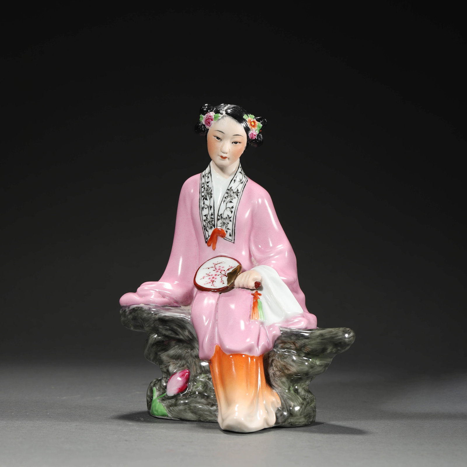 Famille Rose Lady: Famille Rose Lady Length:15cm, Width:10.5cm, Height:20cm,