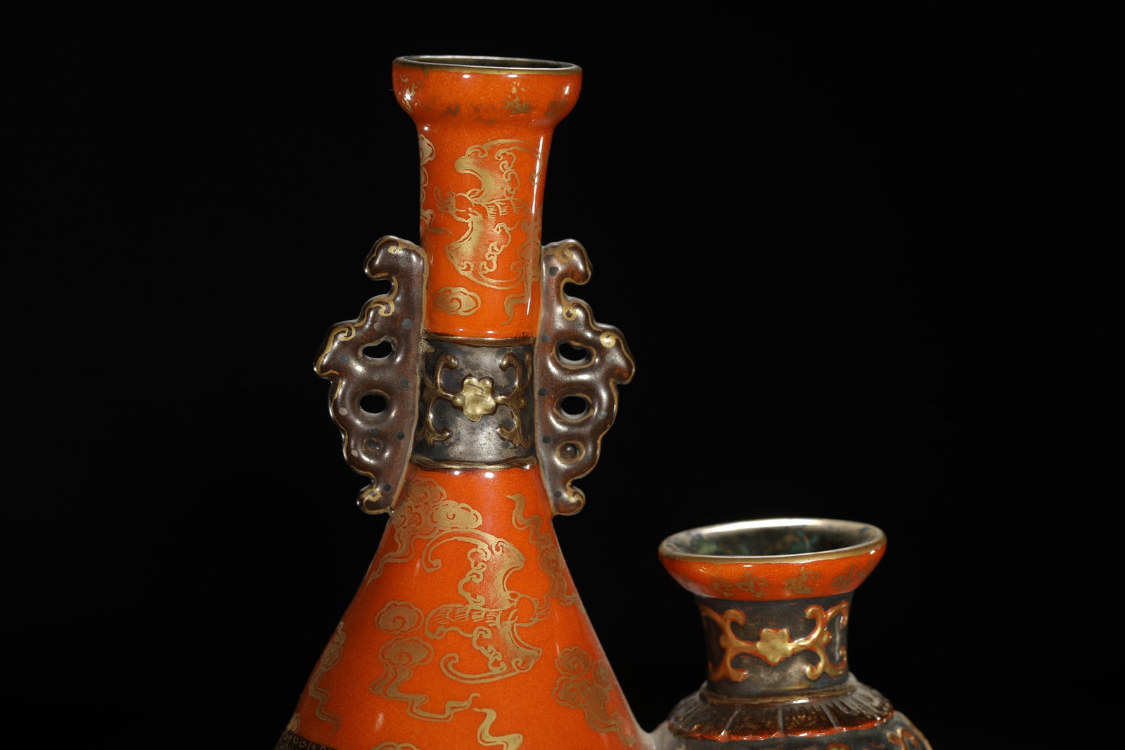 Red-Ground Gilt Brocade-Wrapped Vase - 2