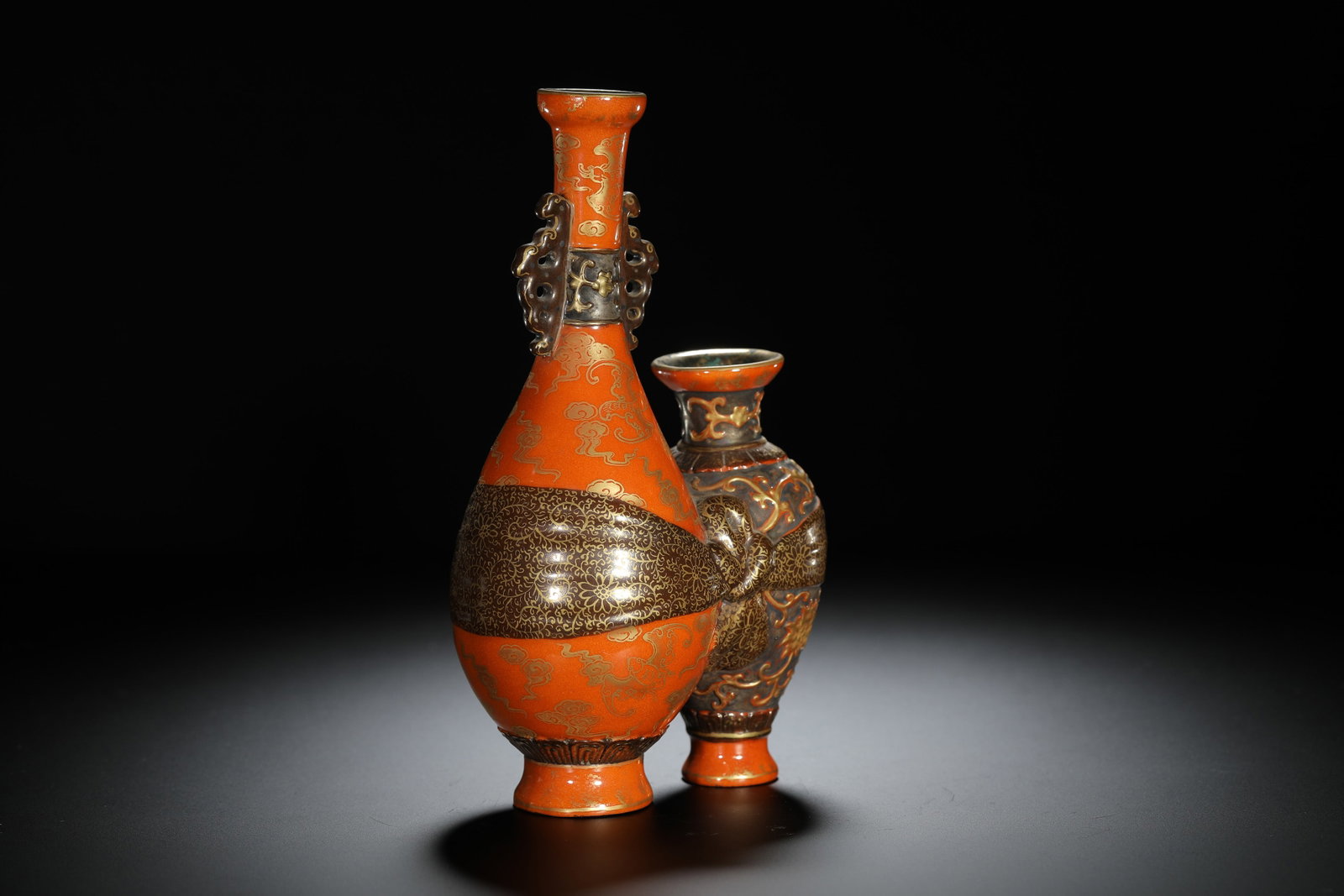 Red-Ground Gilt Brocade-Wrapped Vase - 4