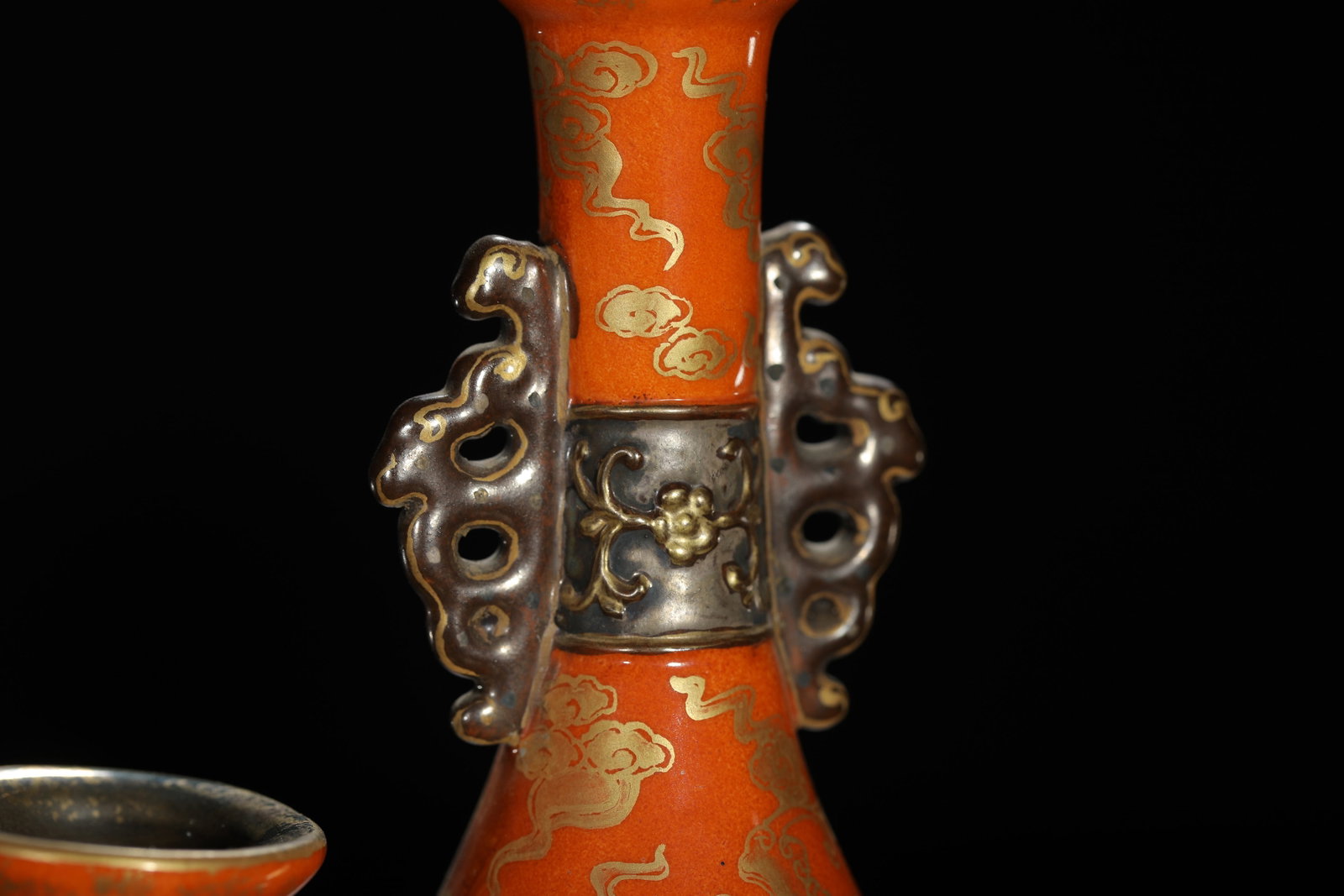 Red-Ground Gilt Brocade-Wrapped Vase - 8