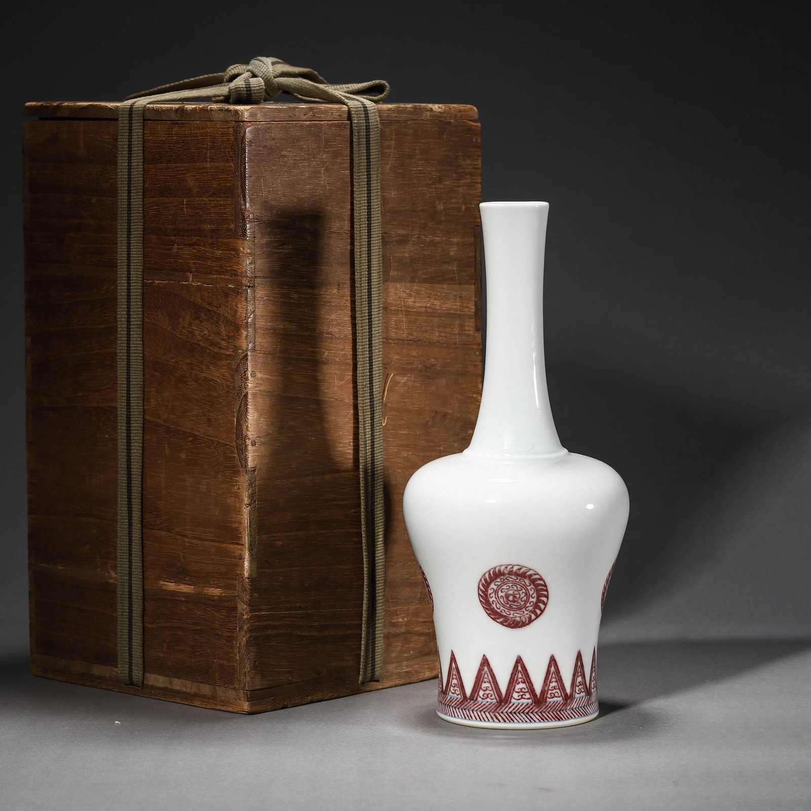 Copper-Red-Glazed Medallion Pattern Mallet-Shaped Vase: Copper-Red-Glazed Medallion Pattern Mallet-Shaped Vase Diam.9.5cm, Height:22.5cm,