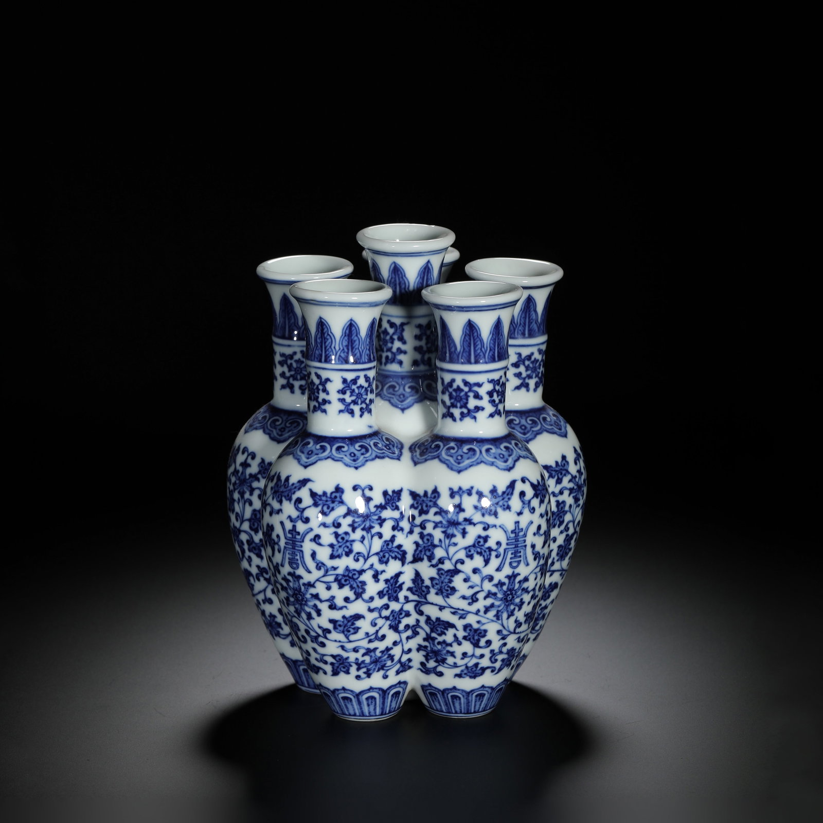 Blue and White Interlocking Floral Five-Spouted Vase: Blue and White Interlocking Floral Five-Spouted Vase Length:13cm Height:17.3cm
