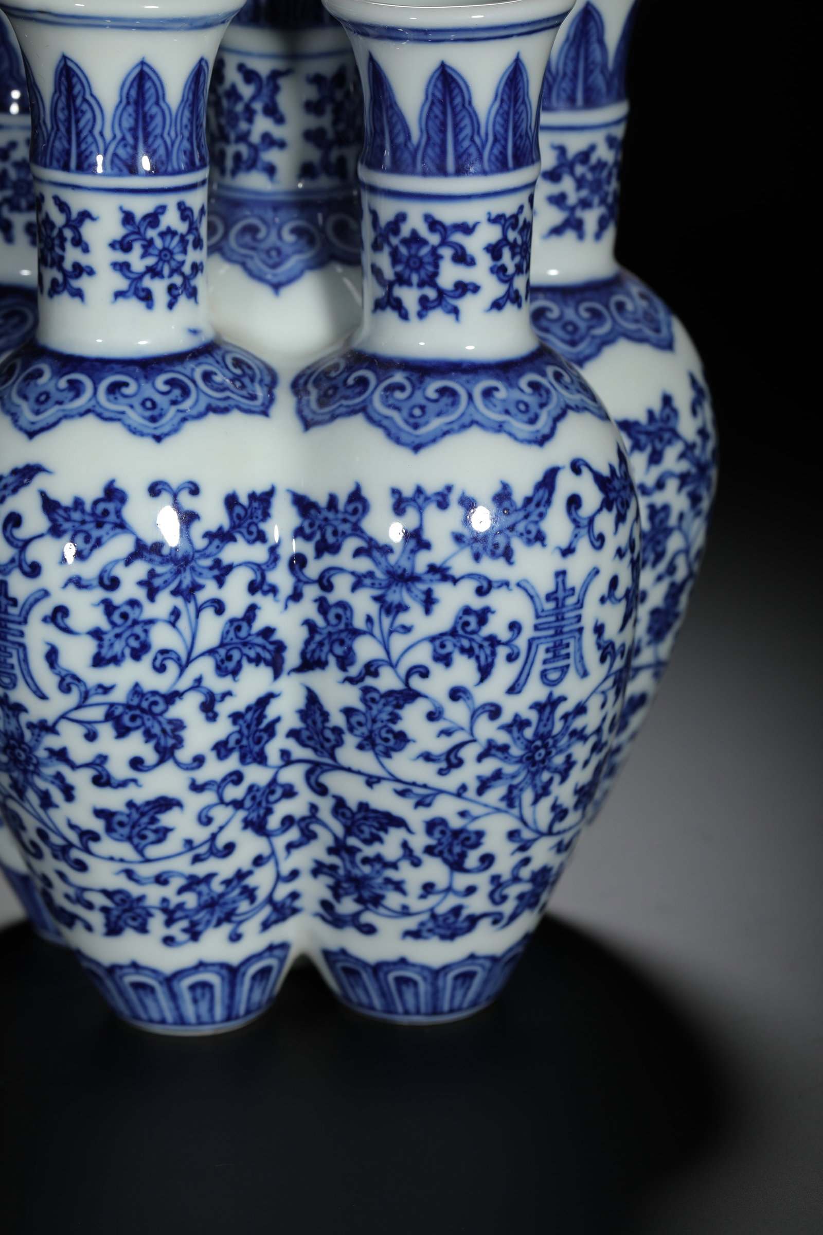 Blue and White Interlocking Floral Five-Spouted Vase - 3