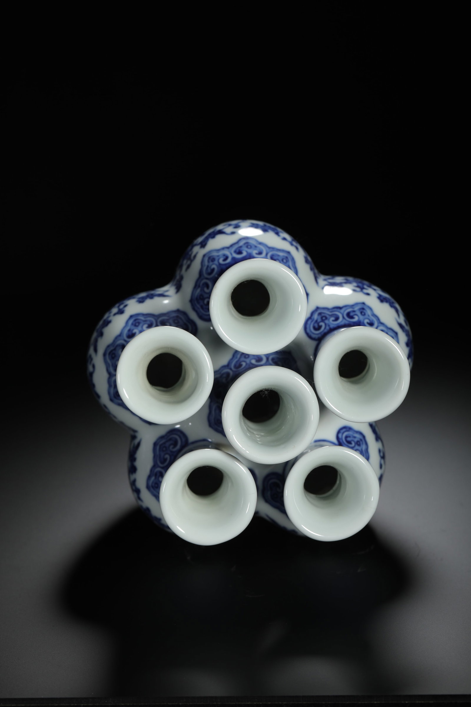 Blue and White Interlocking Floral Five-Spouted Vase - 8