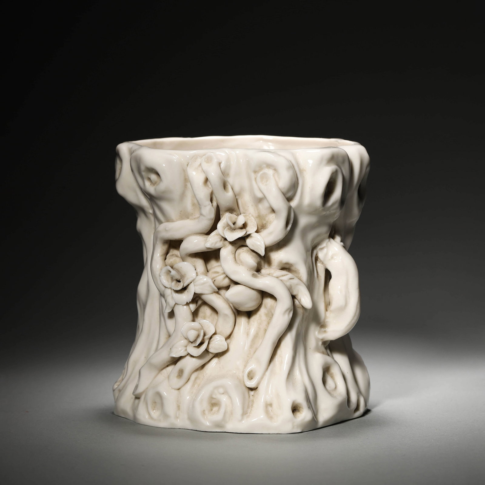 Debut Kiln Incised Flower Censer( Small Chips): Debut Kiln Incised Flower Censer( Small Chips) Length:12cmWidth:11cm Height:13cm