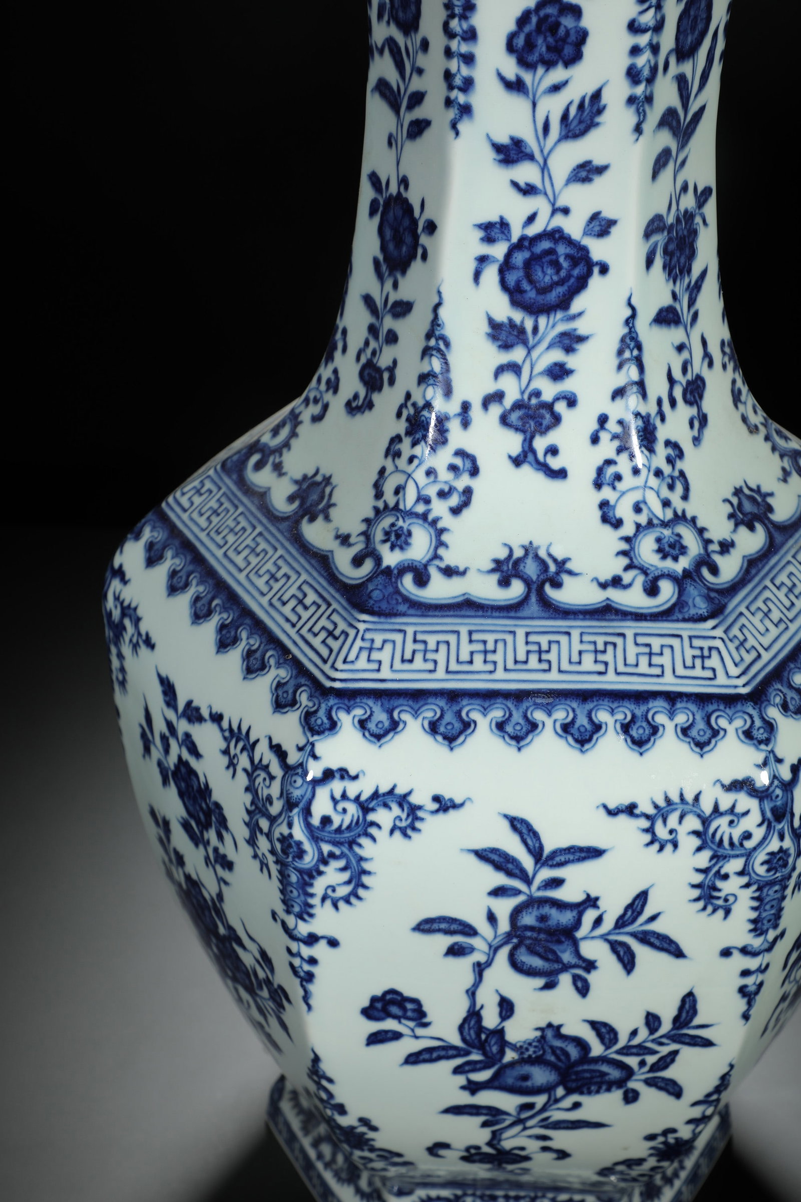 Blue and White Floral Hexagonal Presentation Vase - 3