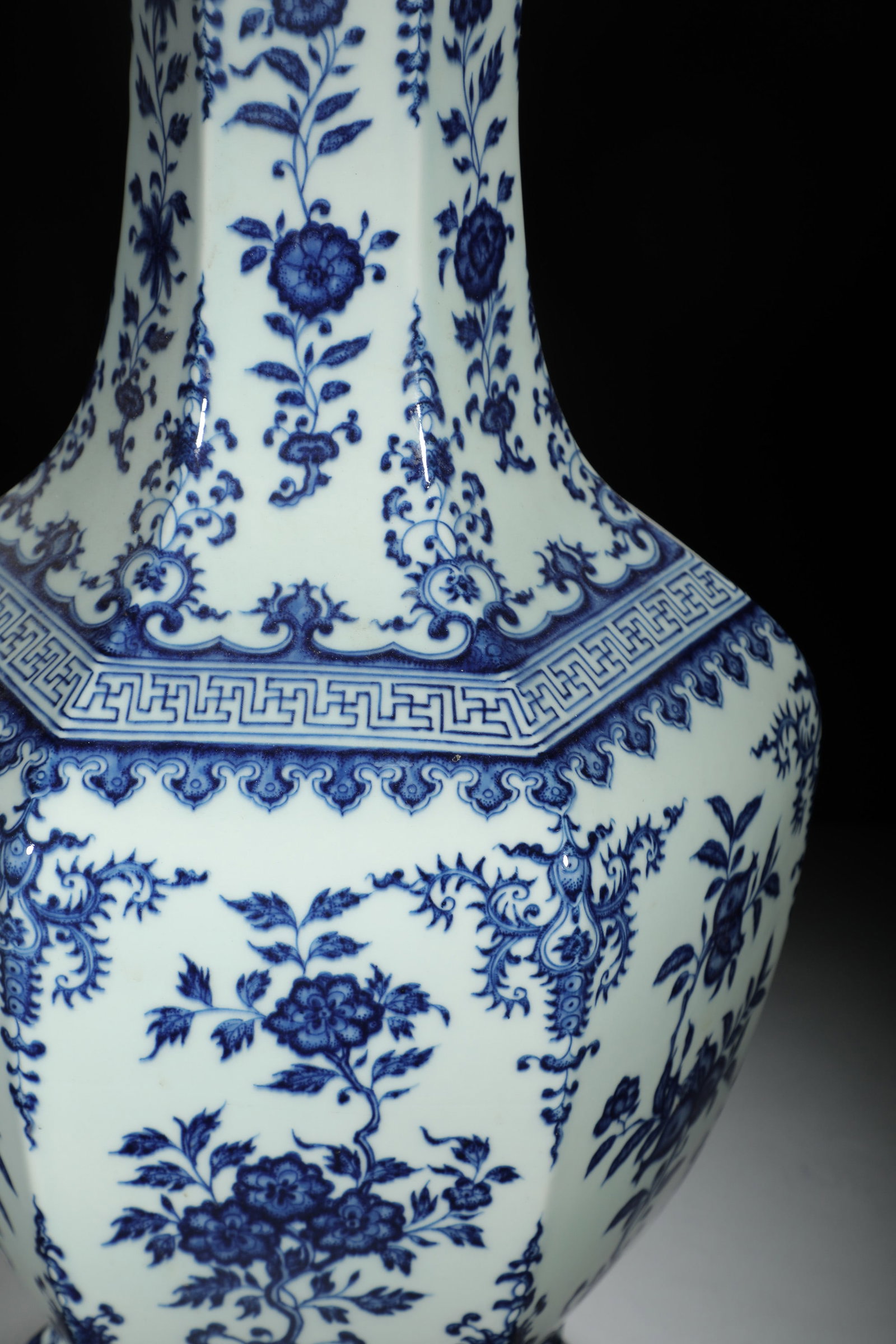 Blue and White Floral Hexagonal Presentation Vase - 7