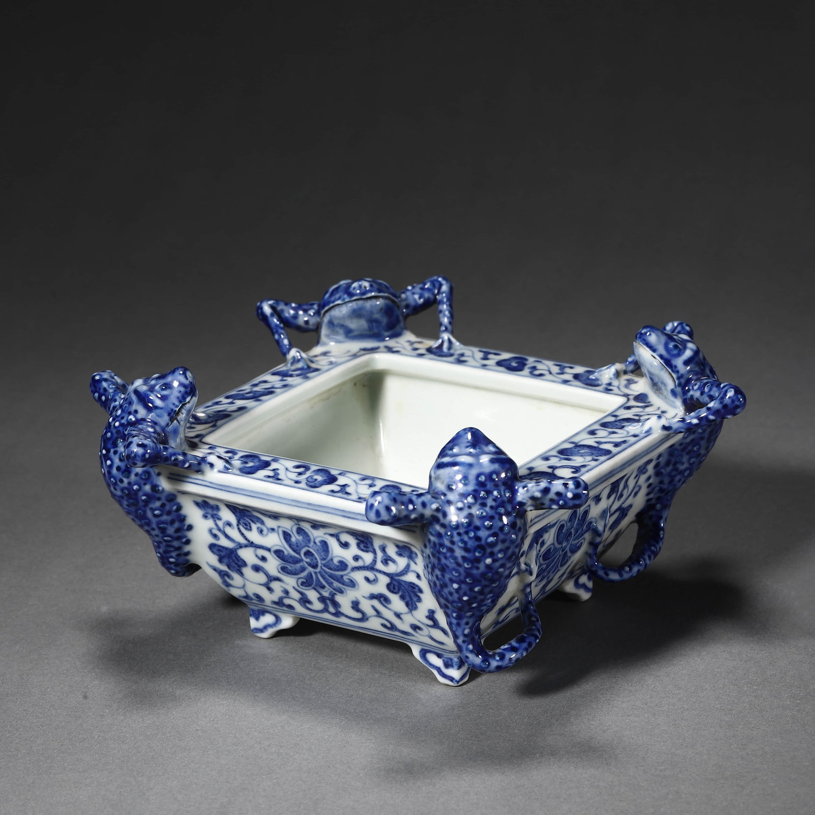 Blue and White Toad Brush Washer: Blue and White Toad Brush Washer Length:13.5cm, Width:13.5cm, Height:7cm,
