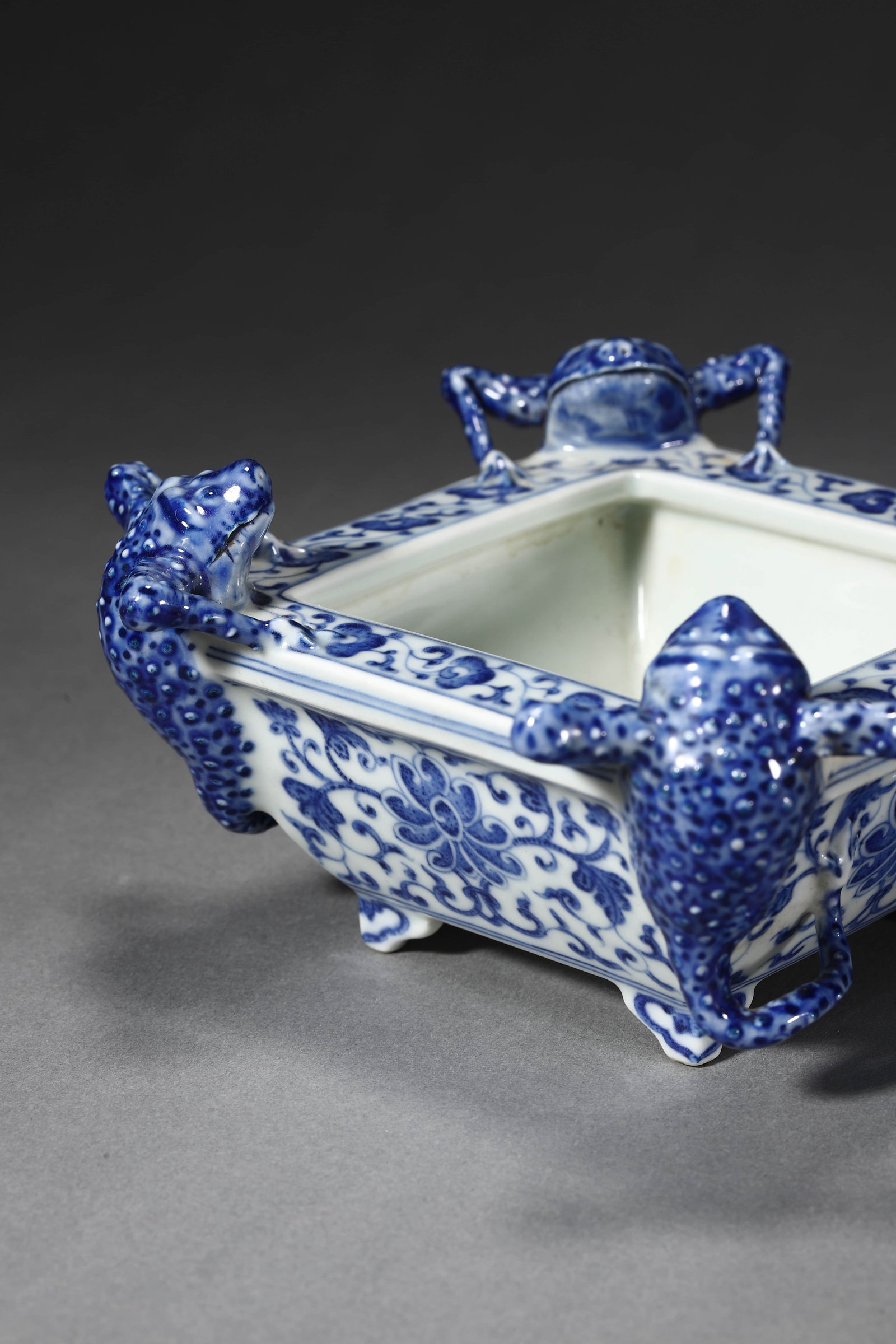 Blue and White Toad Brush Washer - 2