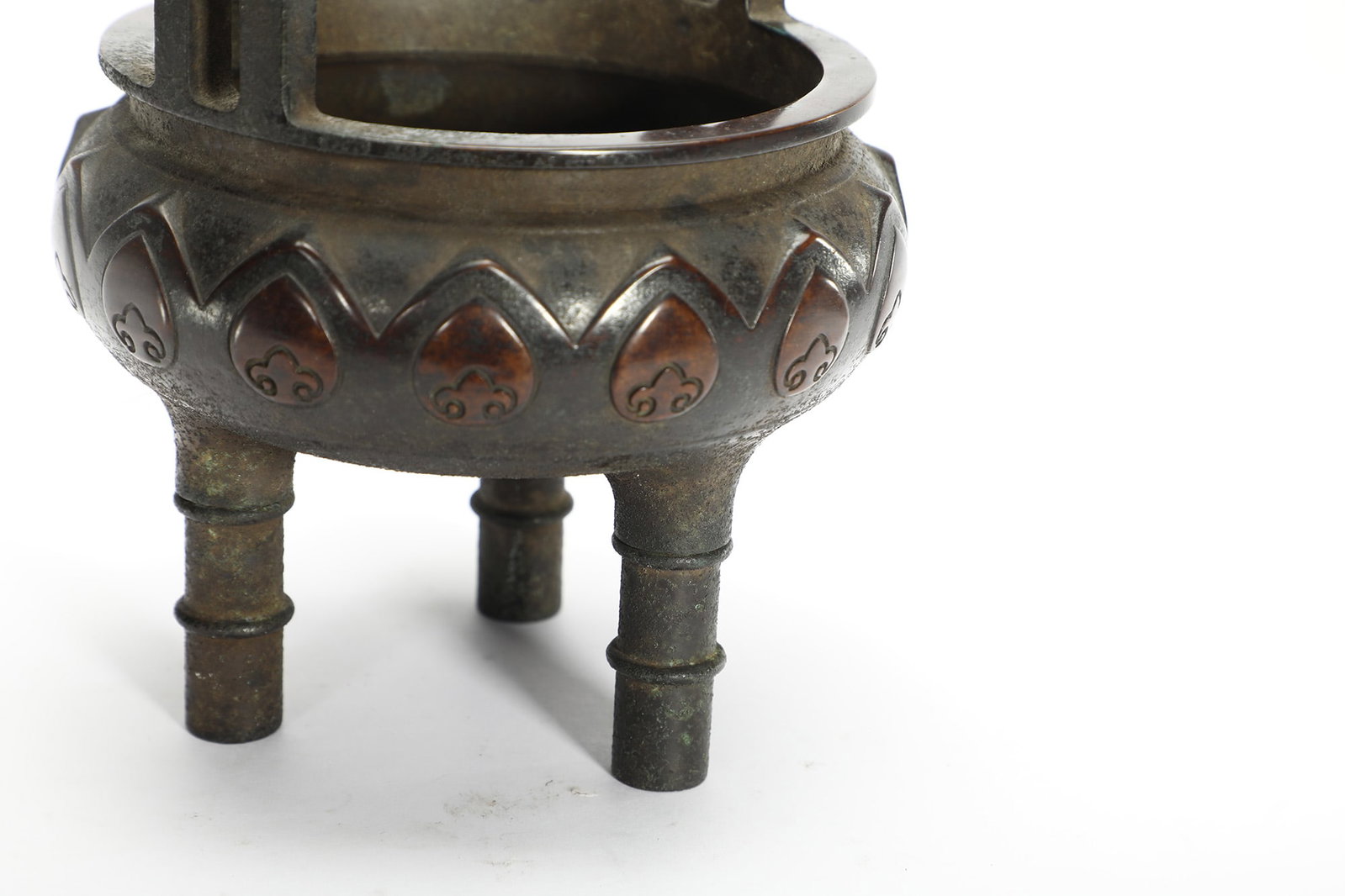 Bronze ‘Ruyi’ Tripod Censer - 6