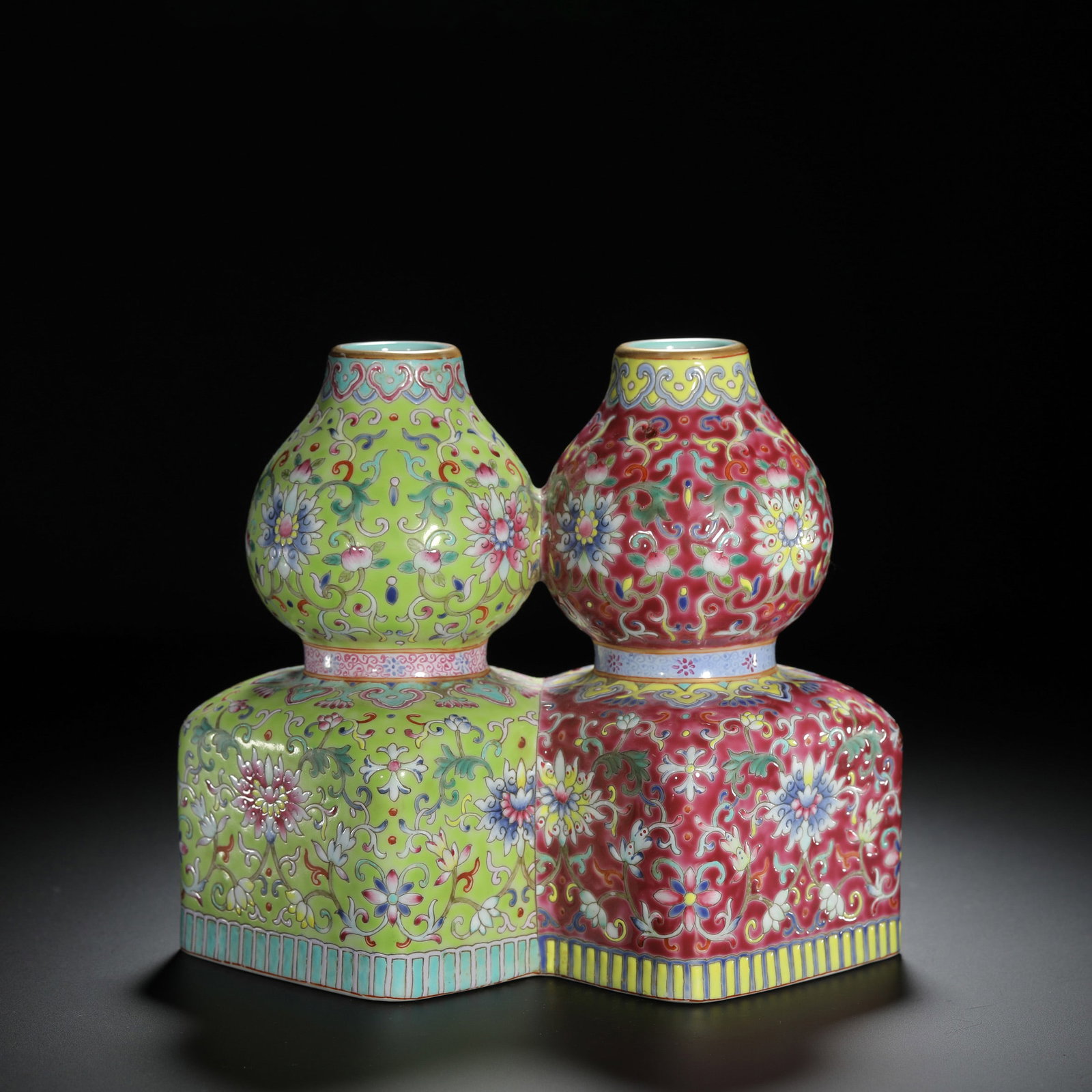 Red and Green Interlocking Floral Double Vase: Red and Green Interlocking Floral Double Vase Length:17cm Width:10cm Height:14.4cm