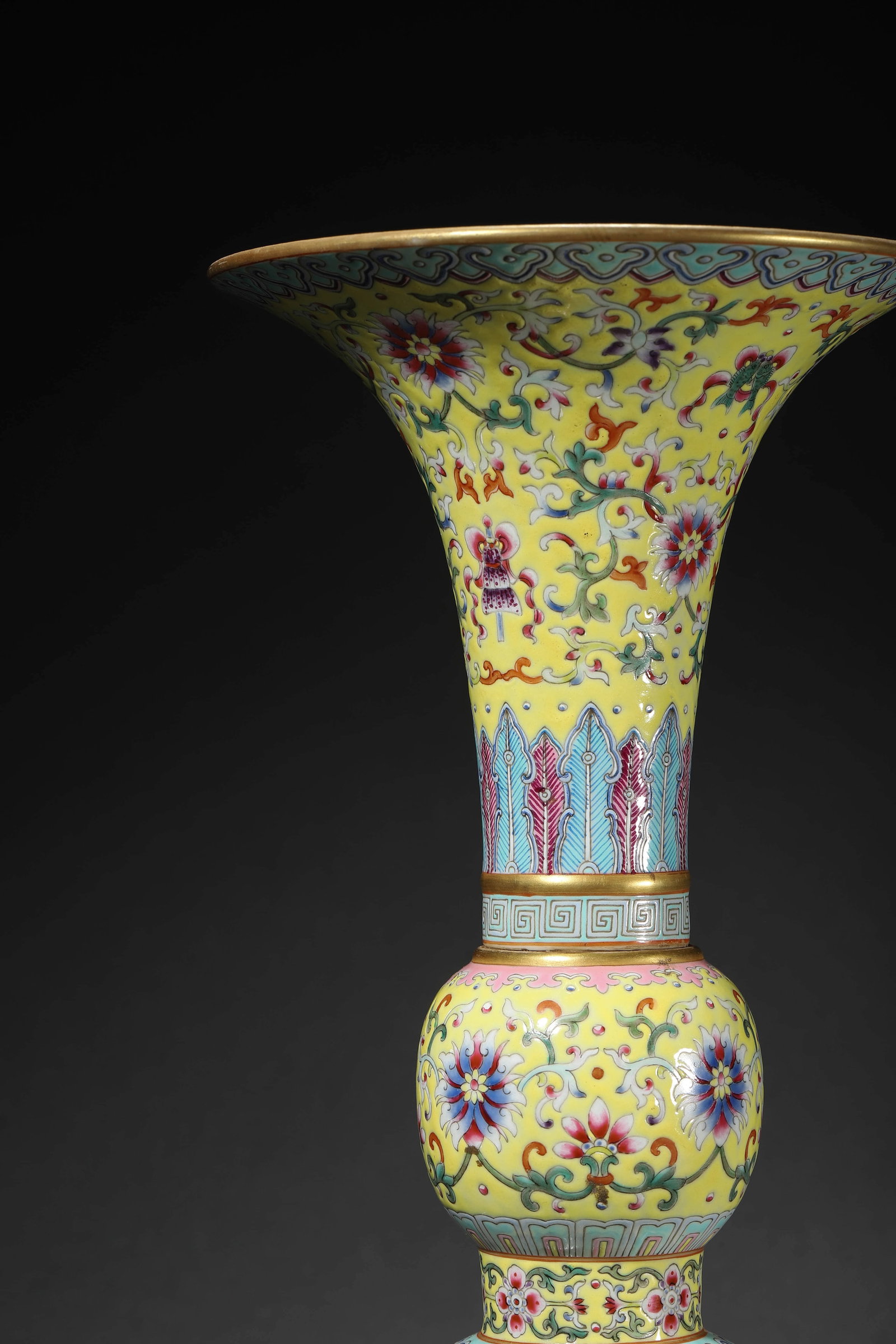 Yellow-ground Famille Rose Interlocking Beaker Vase - 3