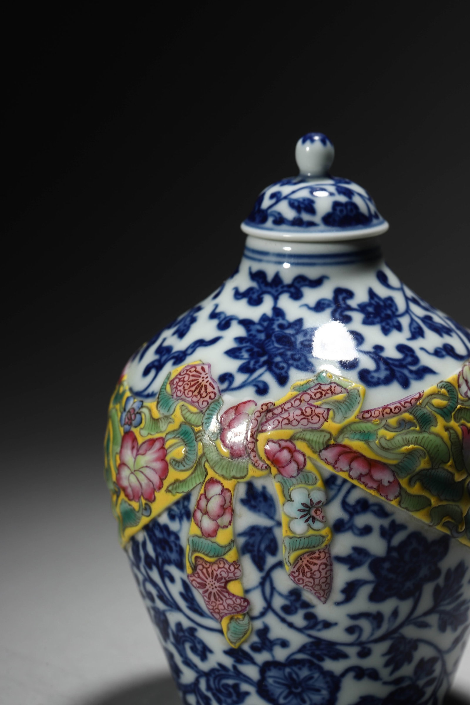 Famille-rose ‘Brocade’ Vase - 3