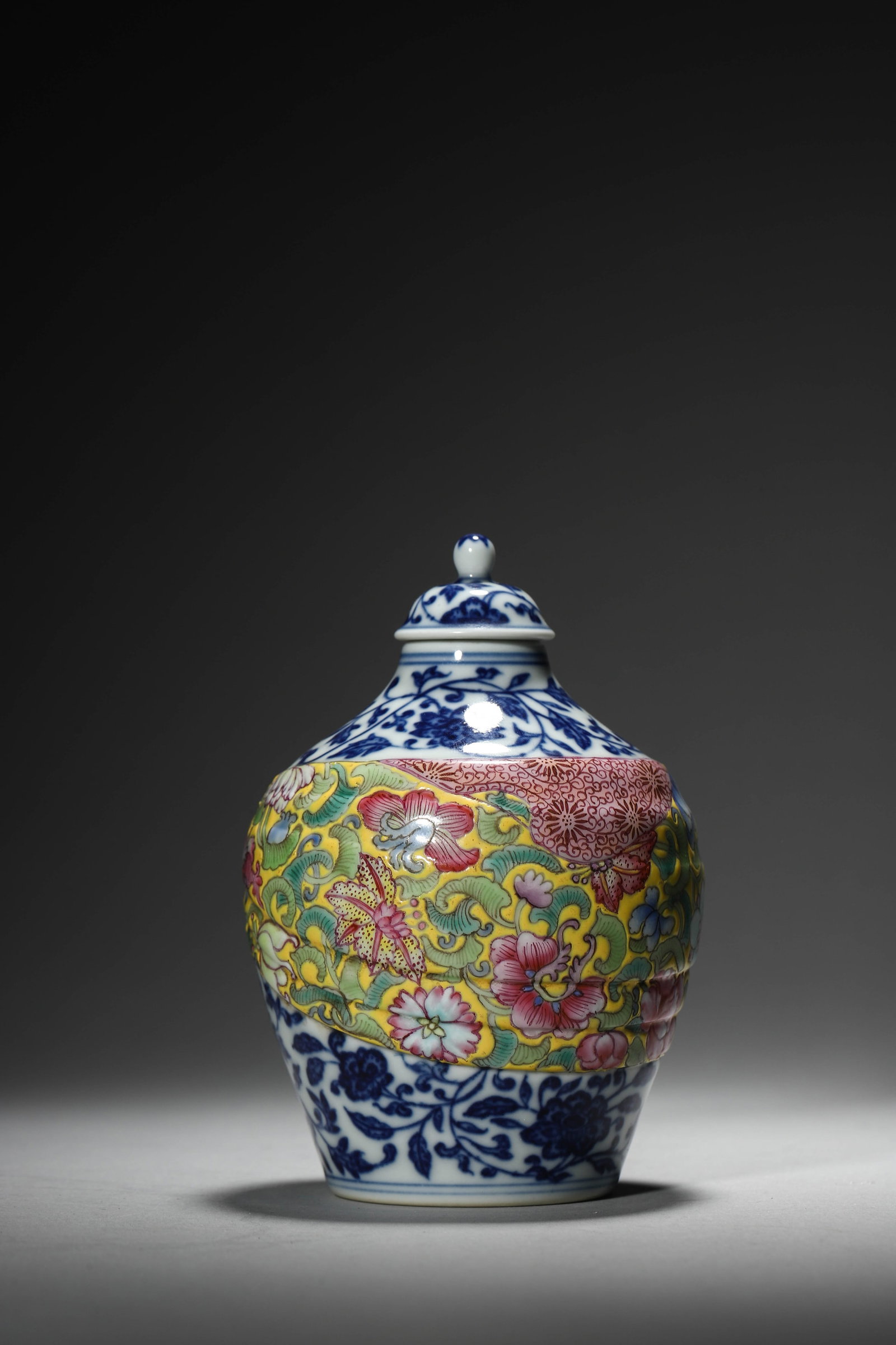Famille-rose ‘Brocade’ Vase - 5