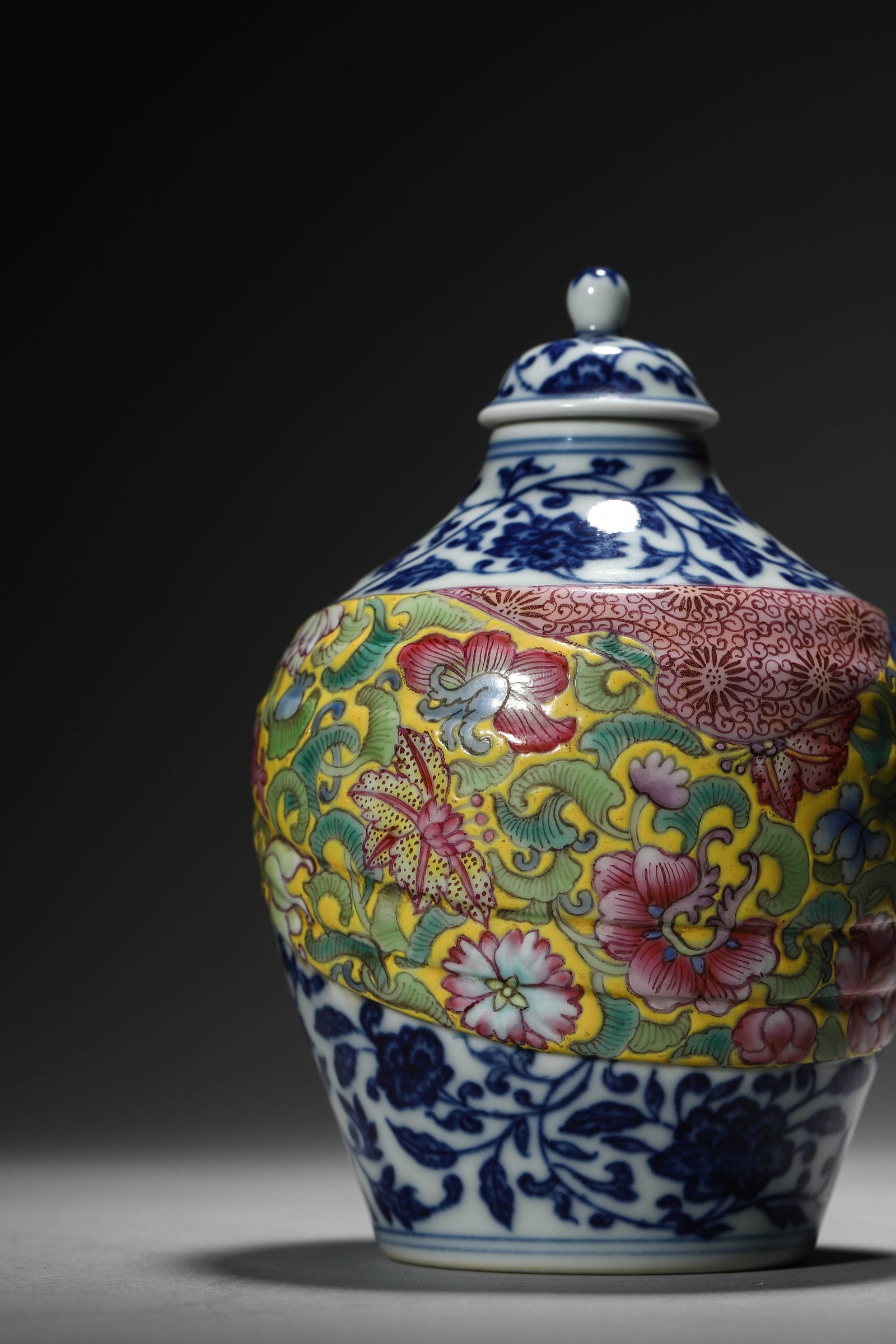 Famille-rose ‘Brocade’ Vase - 6