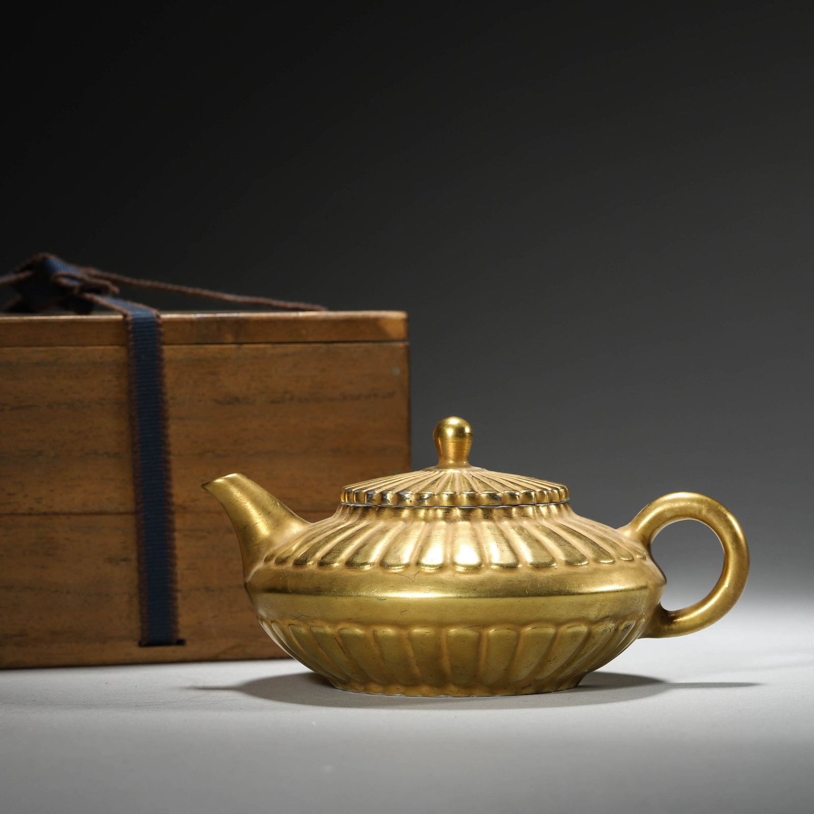 Gold-Glazed Teapot: Gold-Glazed Teapot Length:14cm Width:11cm Height:6.5cm