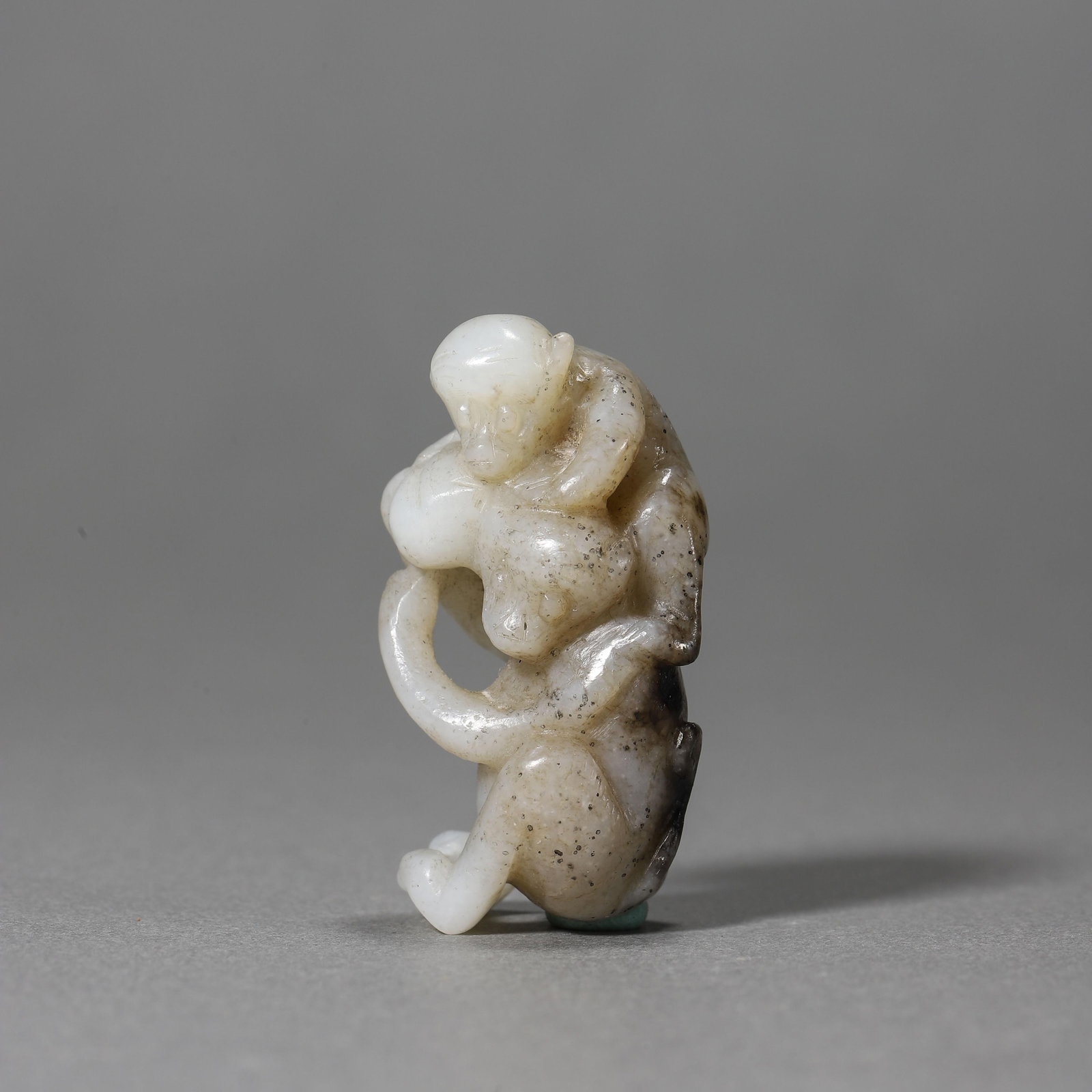 Carved Jade Monkey Ornament: Carved Jade Monkey Ornament Length:2.3cm, Width:1.7cm, Height:4.2cm,