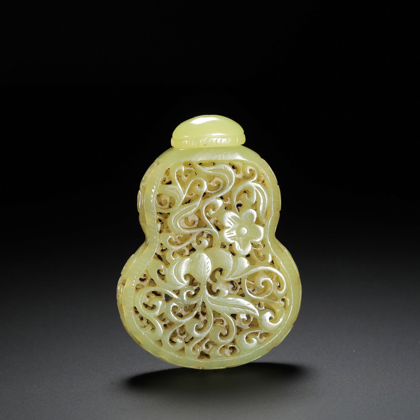 Yellow Jade Openwork Scent Pouch: Yellow Jade Openwork Scent Pouch Length:4.3cm Width:5.5cm