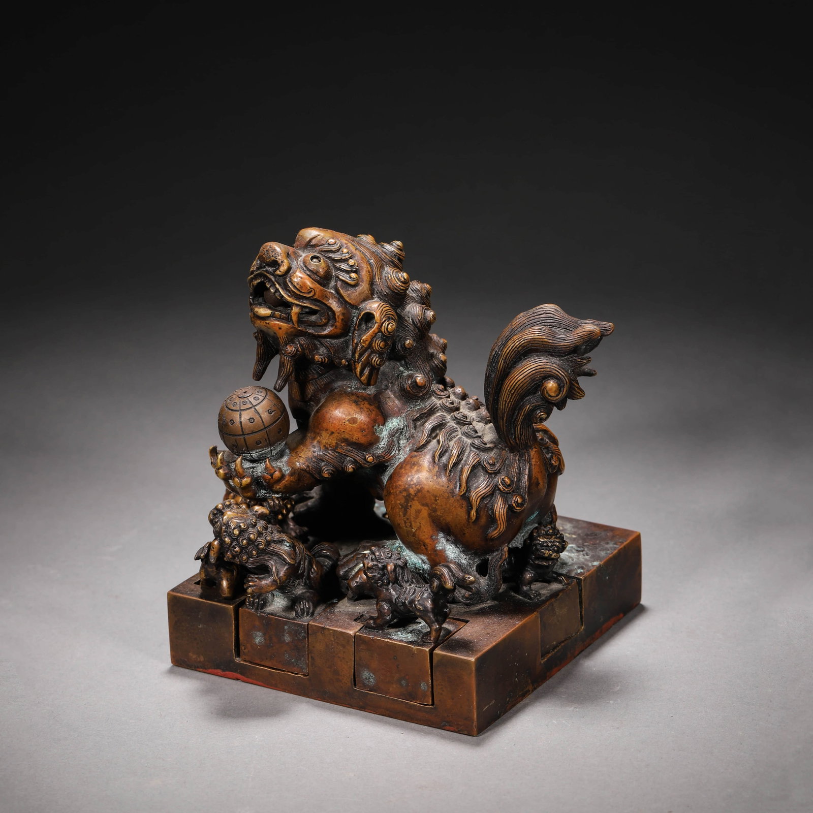 Engraved Bronze Lion Seal: Engraved Bronze Lion Seal Length:10.8cm, Width:10.8cm, Height:13.5cm,