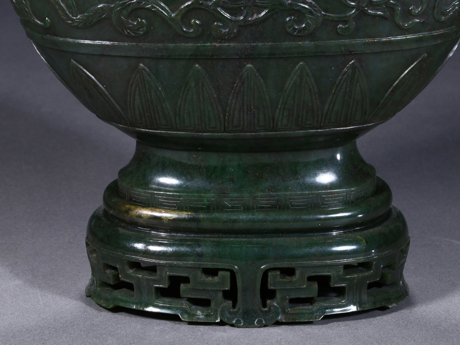 Carved green jade double-eared bottle - 4