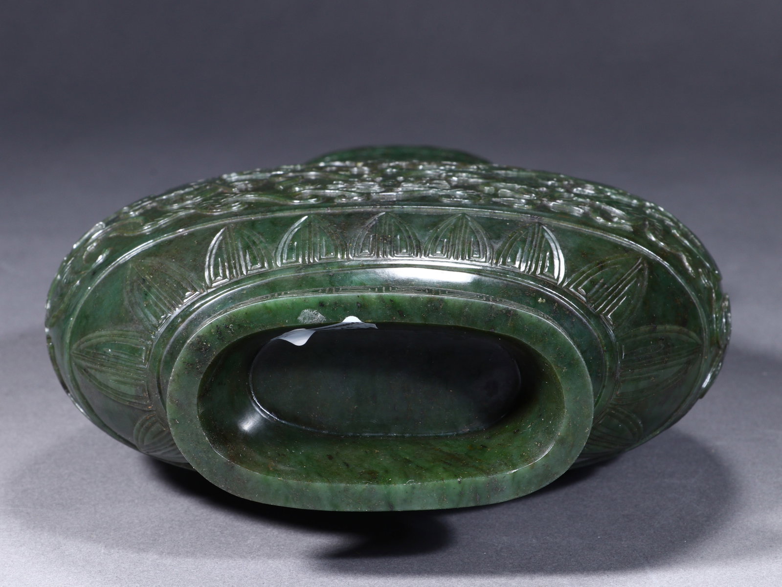 Carved green jade double-eared bottle - 8